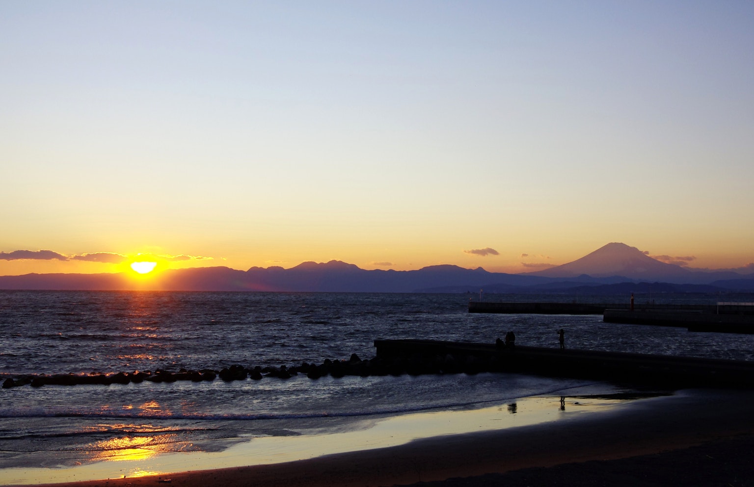 Splendido tramonto sull'oceano con il monte Fuji in lontananza