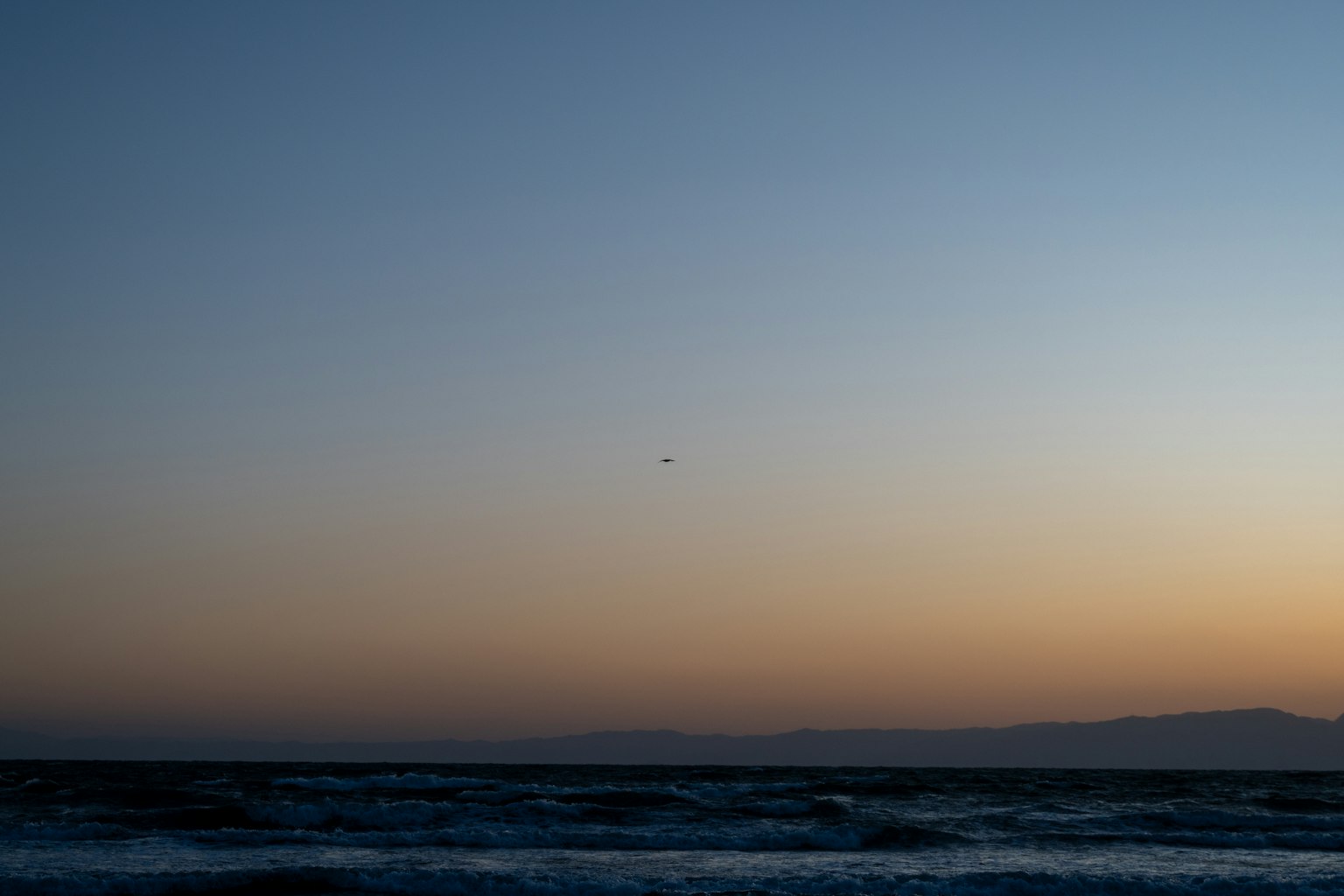 Paysage de coucher de soleil avec océan et dégradé de ciel