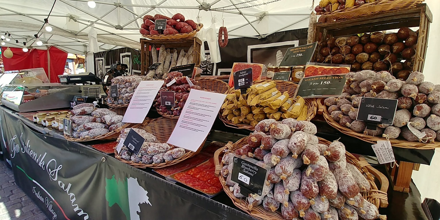 Frutta e verdura fresca esposte in un banco di mercato