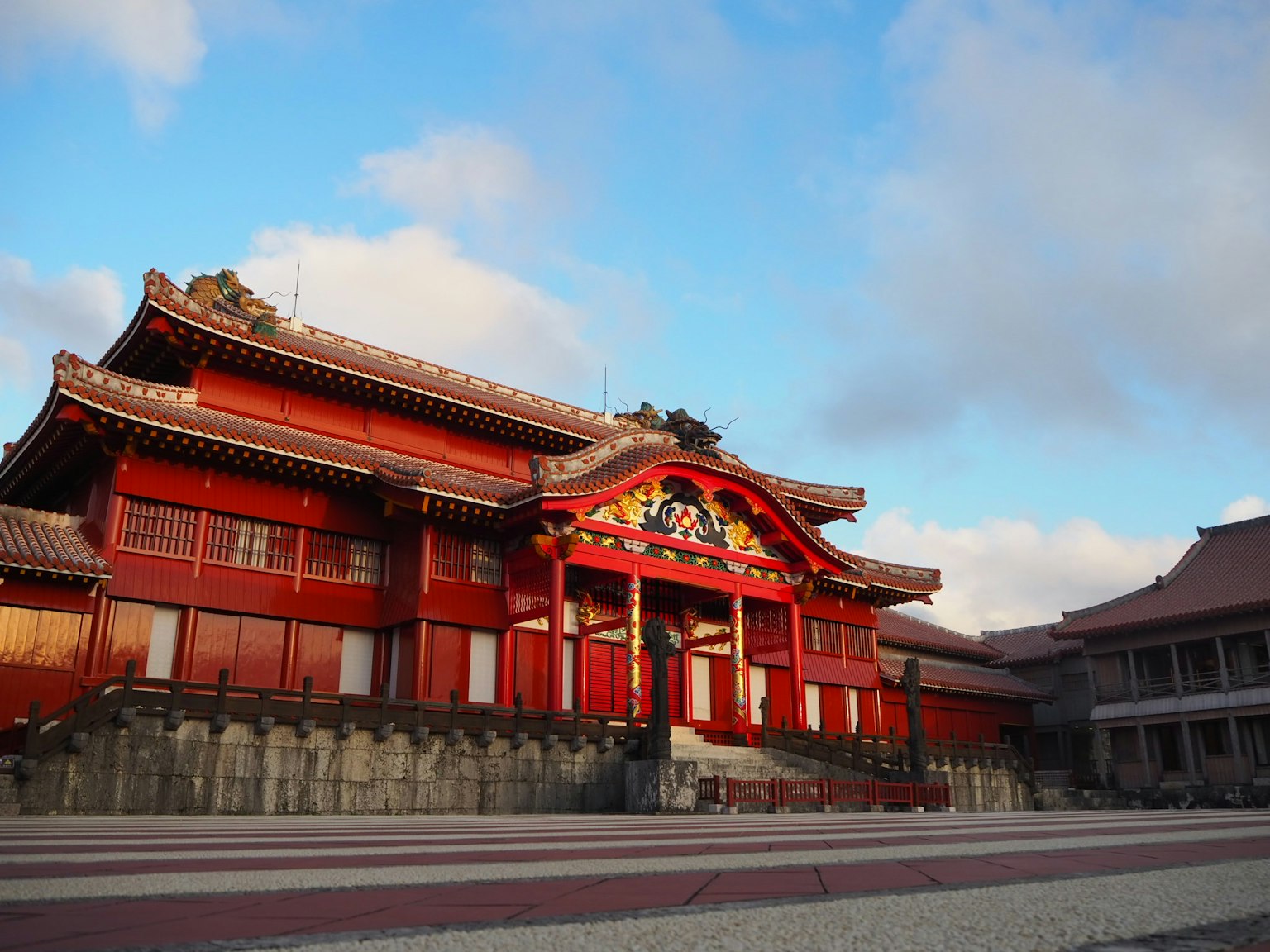 傳統日本建築，紅色建築與藍天背景