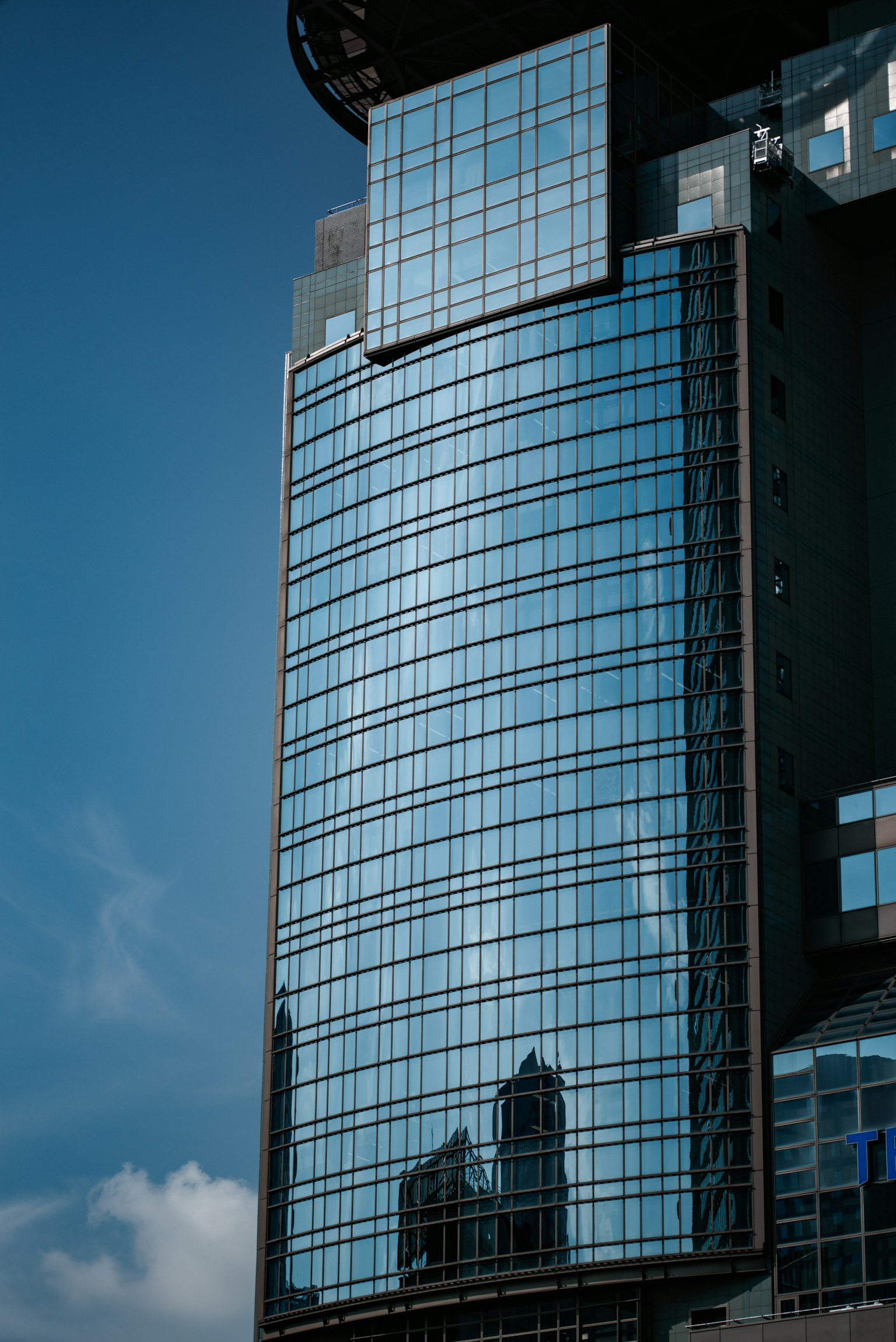 高層建築的玻璃外立面反射藍天