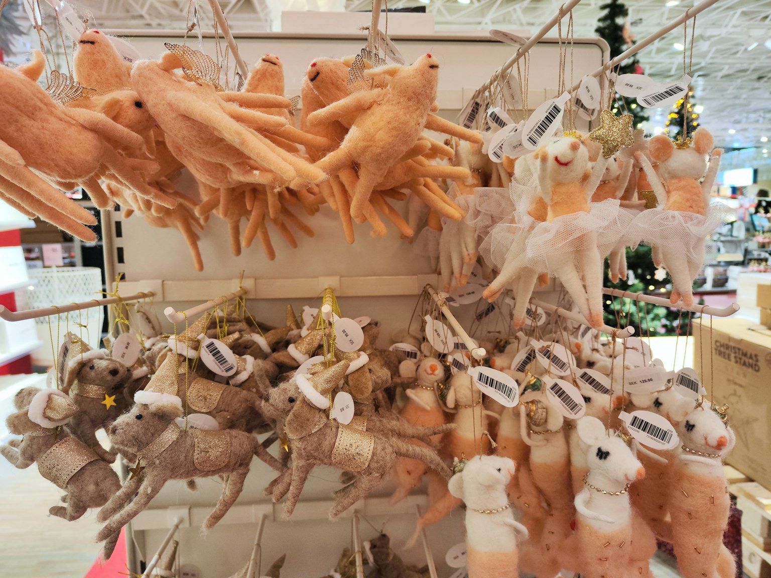 Un'esposizione di ornamenti animali colorati appesi su uno scaffale