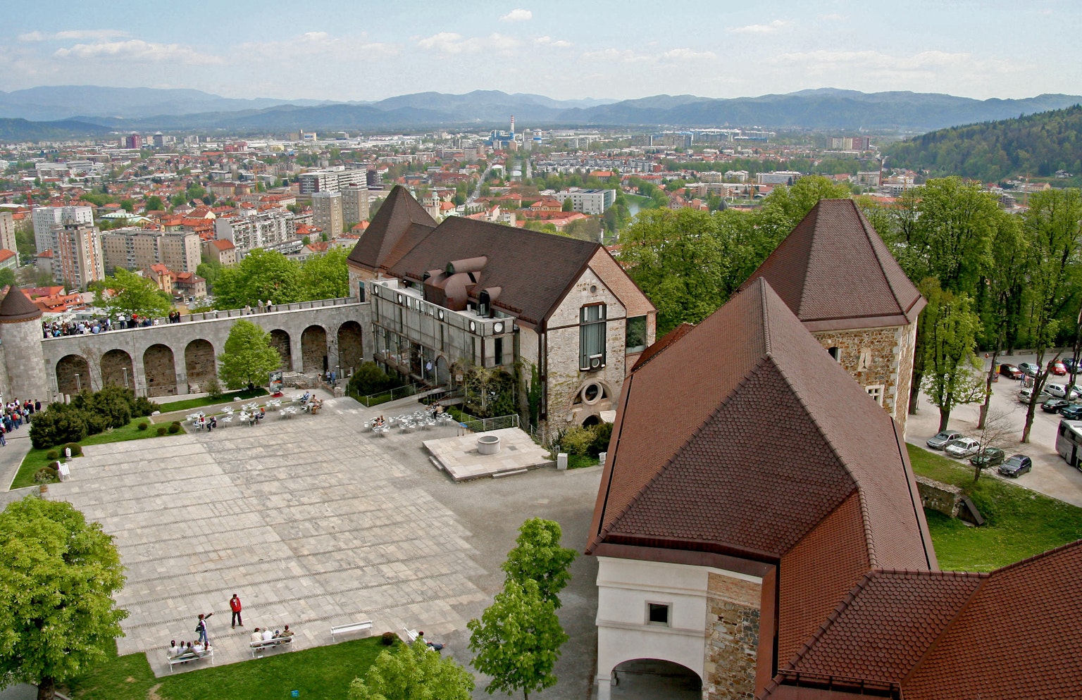 Bâtiments historiques et place avec un arrière-plan pittoresque
