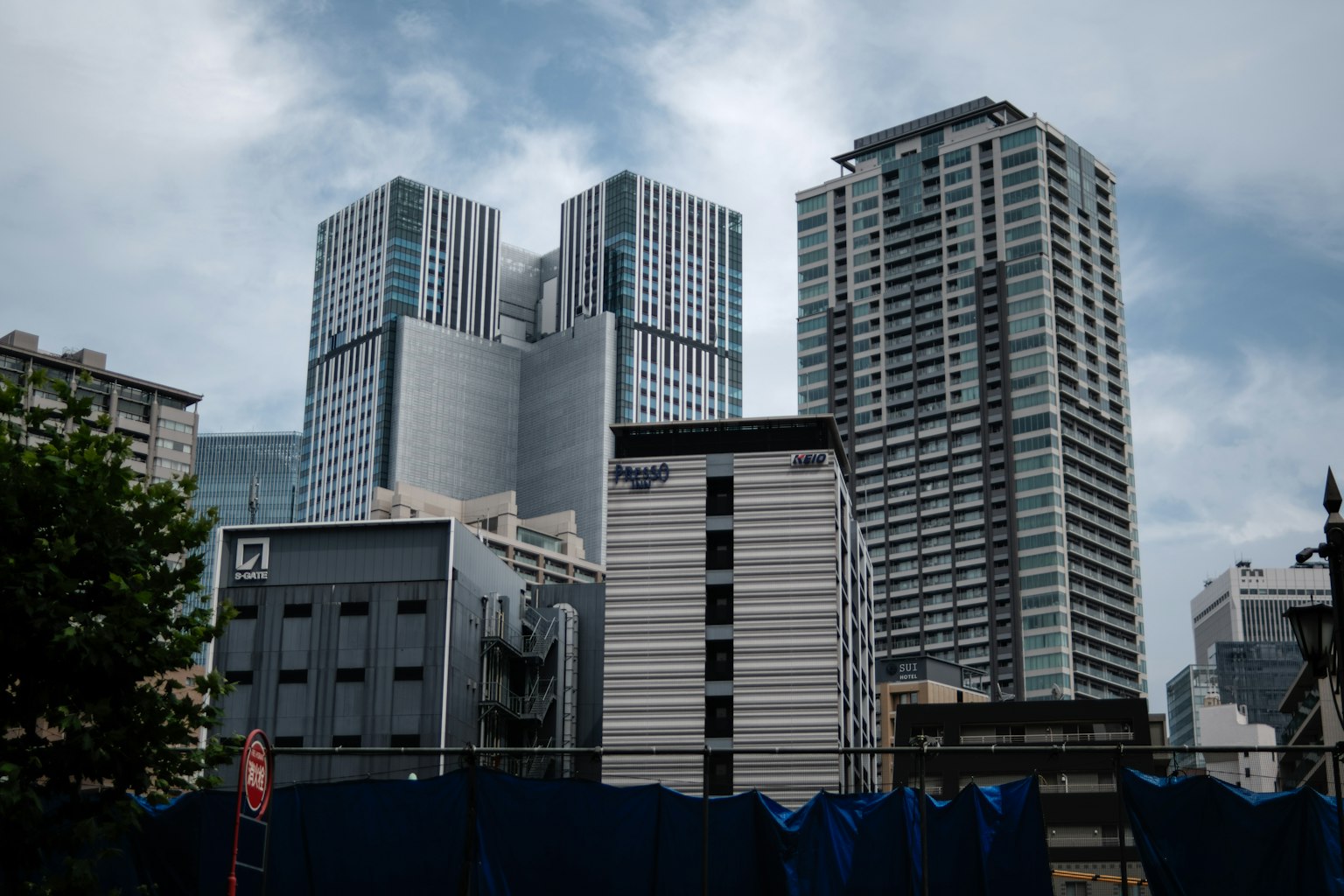 Paisaje urbano con edificios altos y cielo nublado