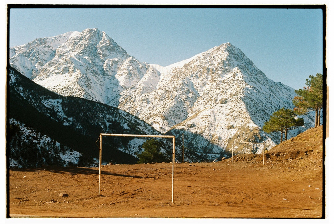 山あいの草地に立つサッカーゴール