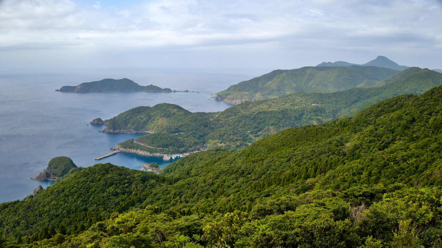 Pemandangan indah pegunungan hijau dan laut biru