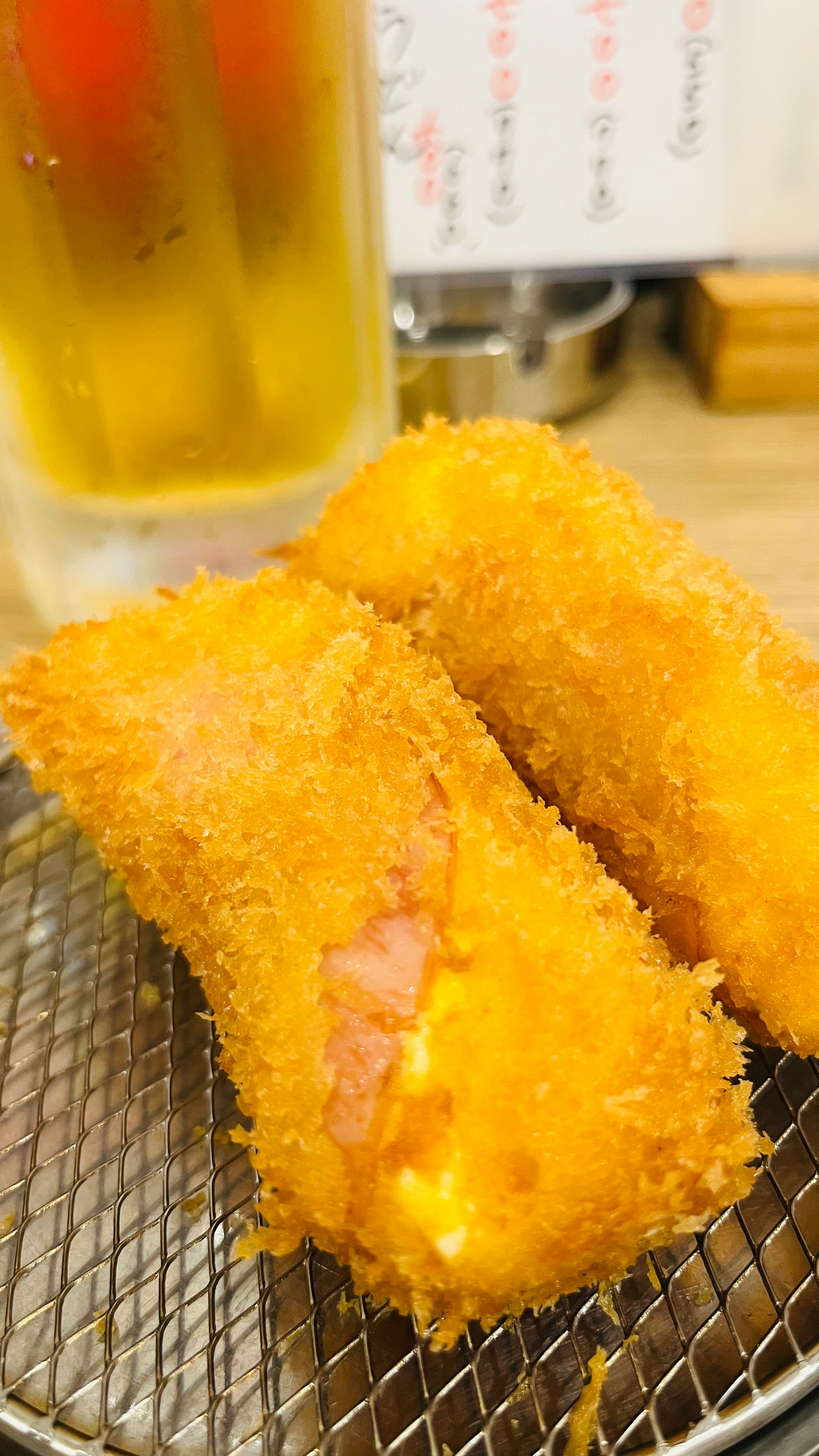 鐵網上擺放的炸可樂餅條