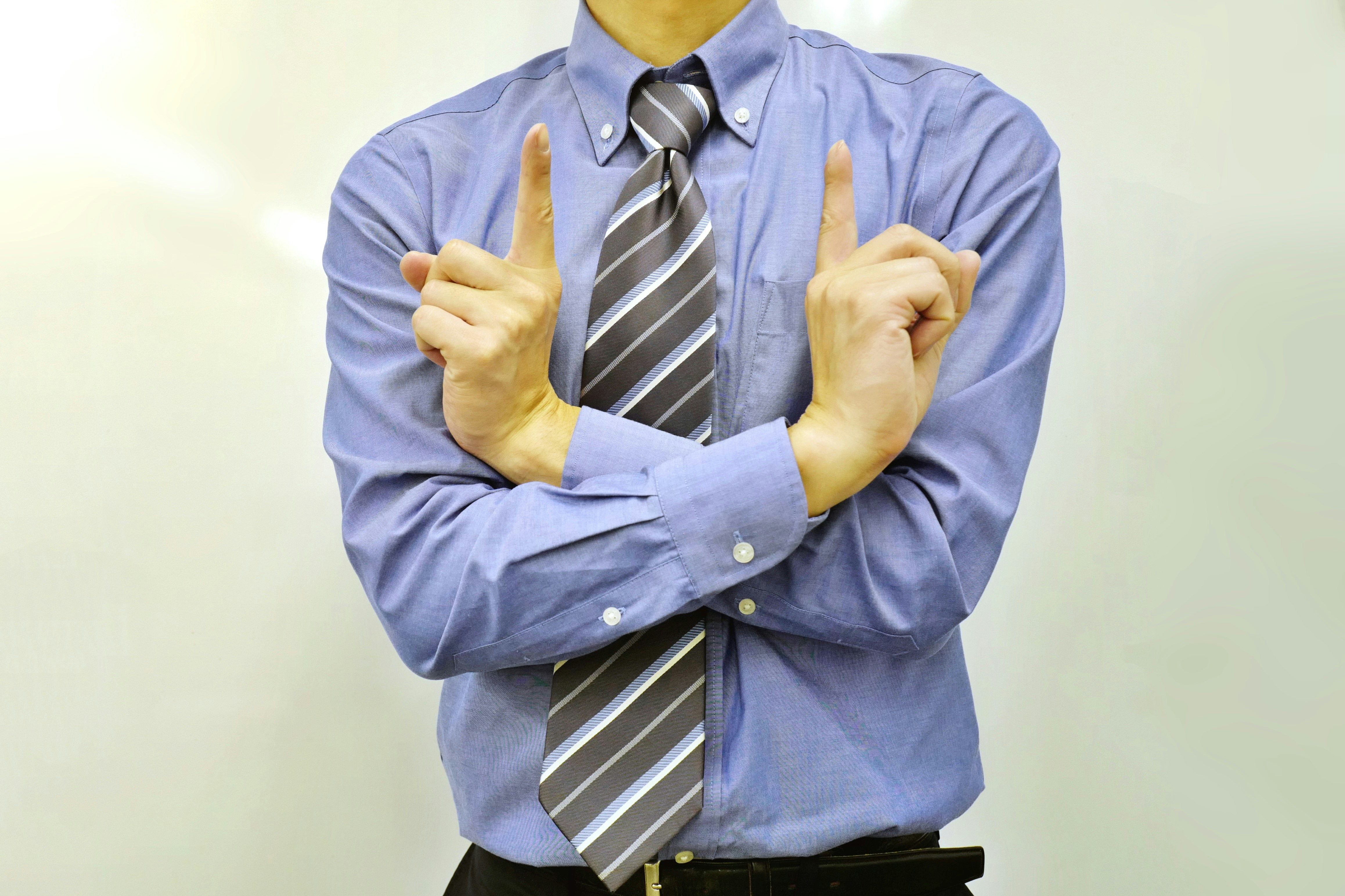 Hombre de negocios con corbata haciendo un gesto con los dedos