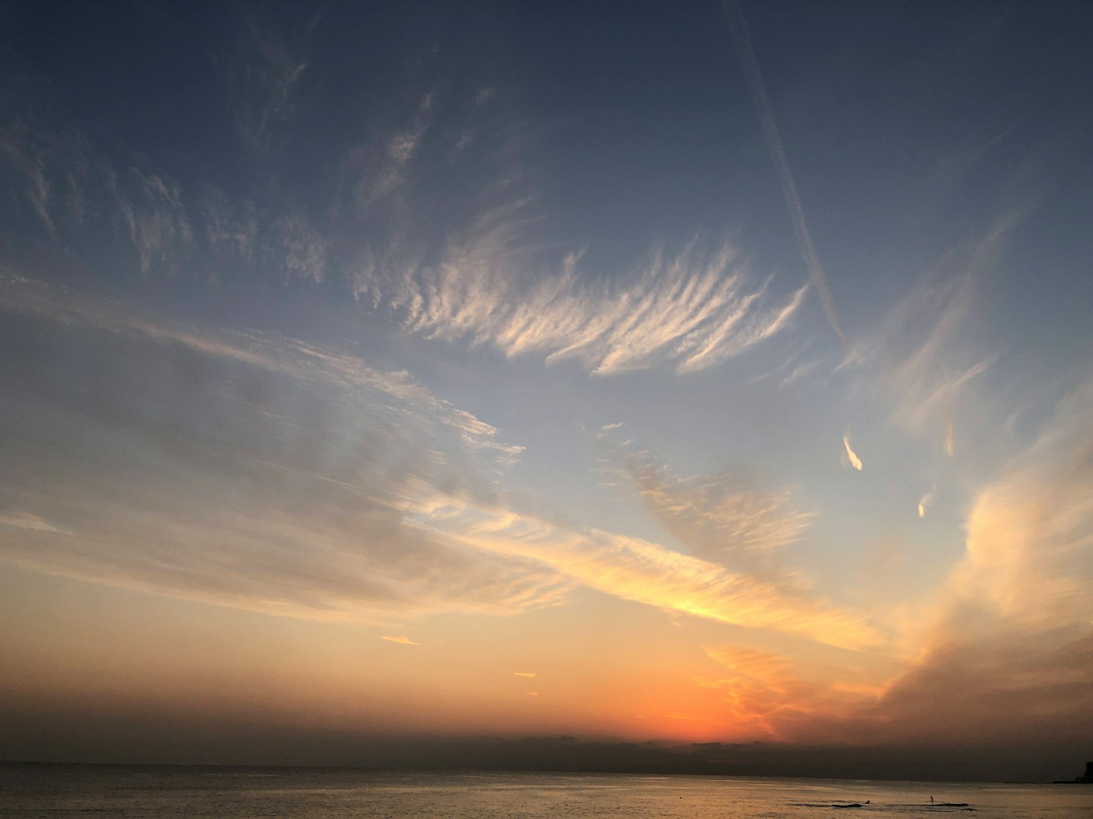 Hermoso cielo al atardecer sobre el mar con suaves degradados de naranja y azul