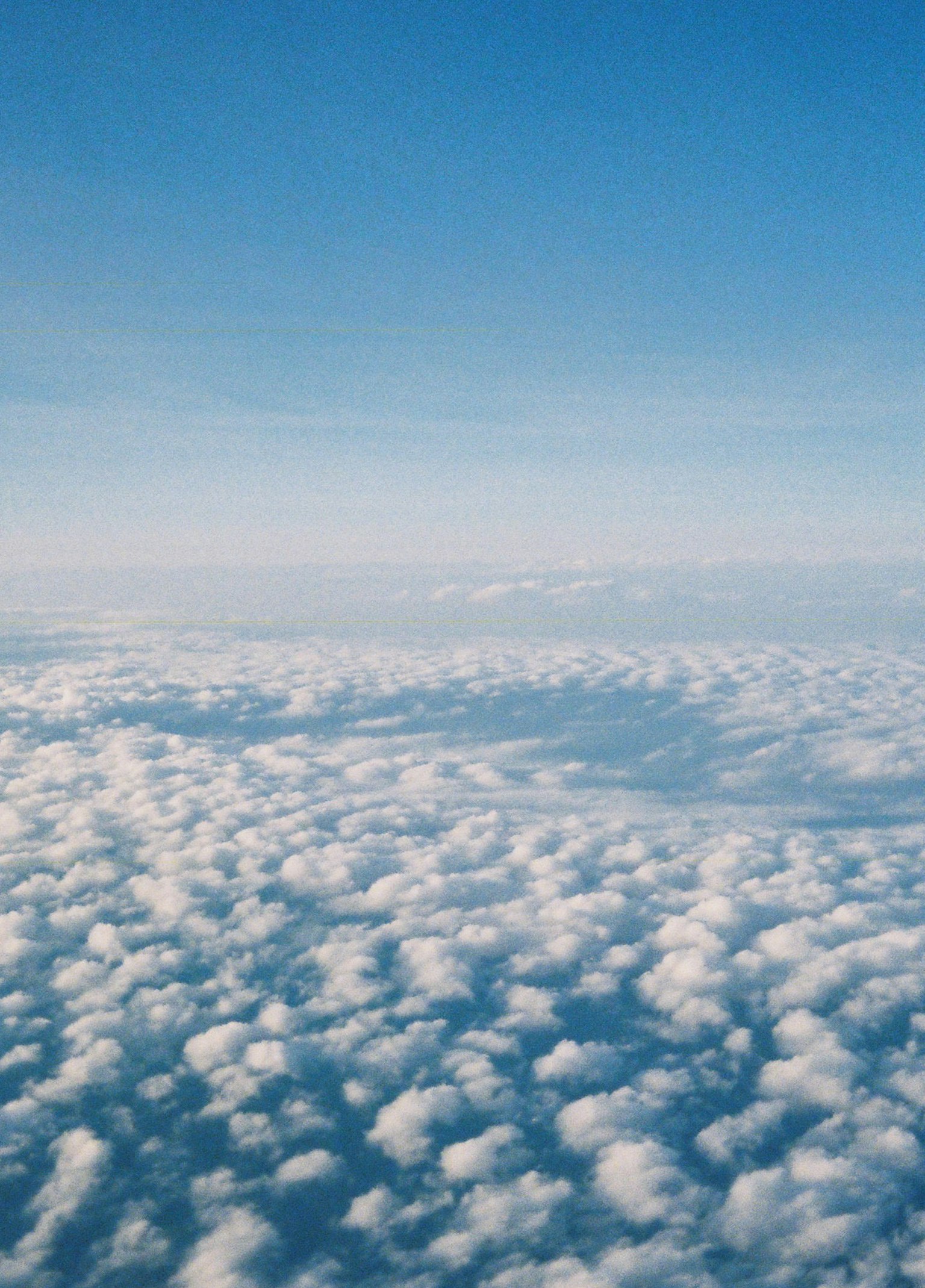 青空と白い雲が広がる風景