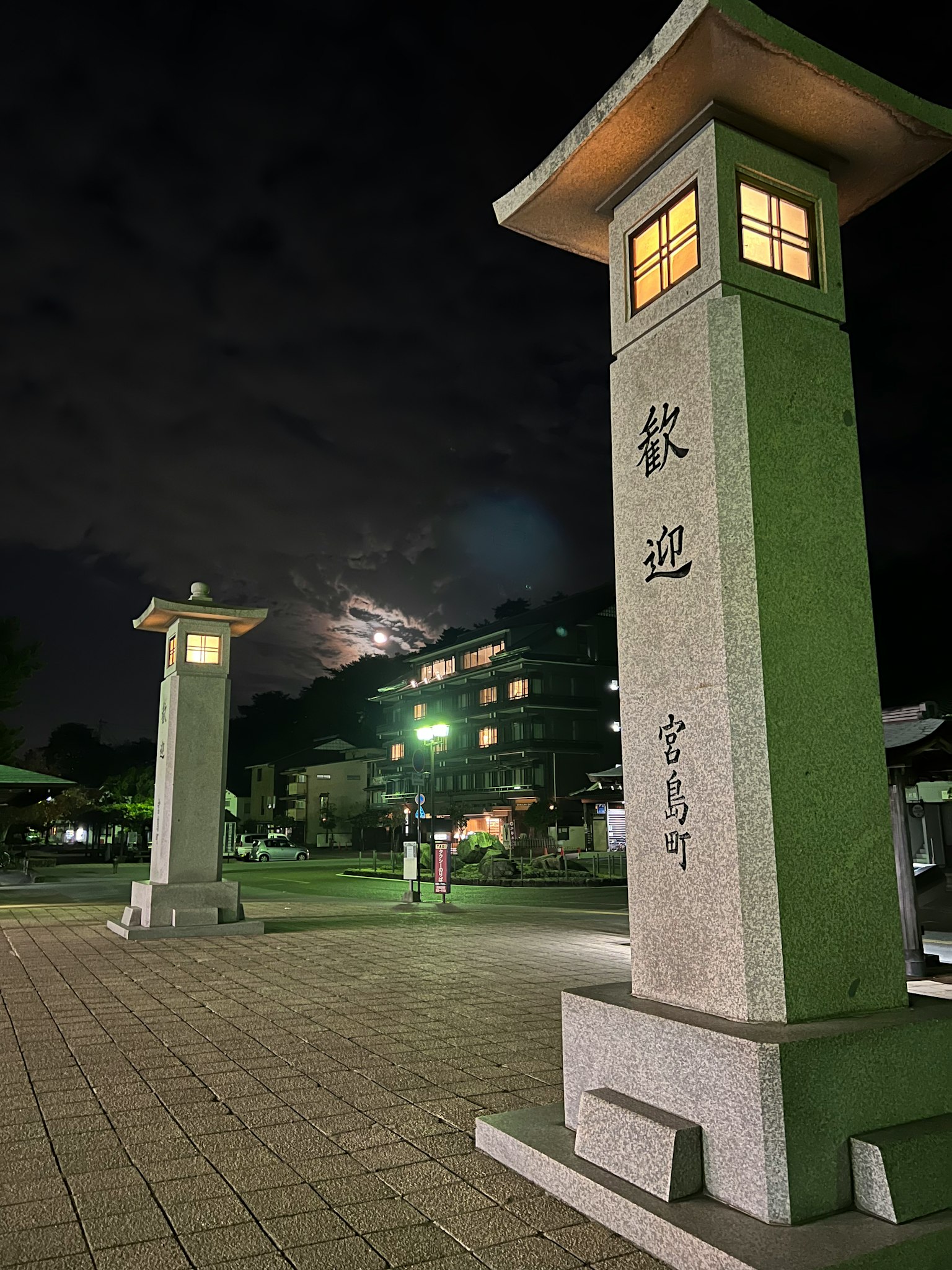 夜の公園に立つ石灯籠と月光