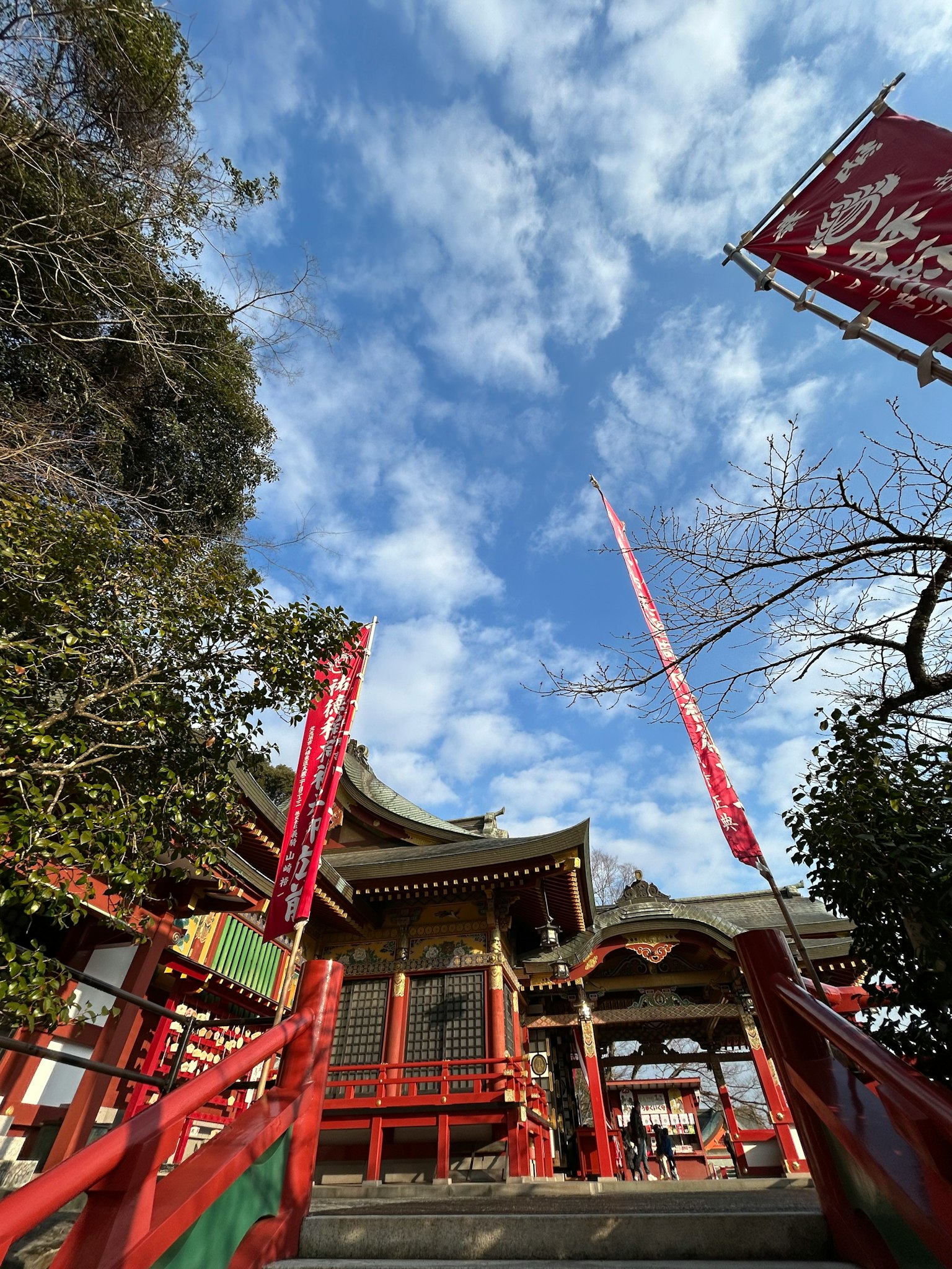 蓝天下红色阶梯和神社建筑的景观