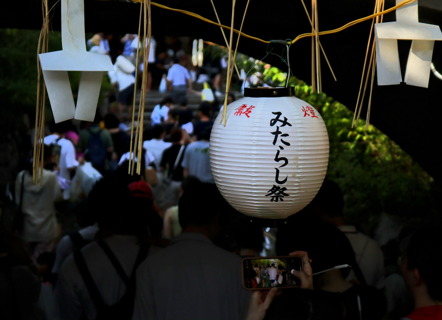 节日灯笼悬挂的场景与聚集的人们