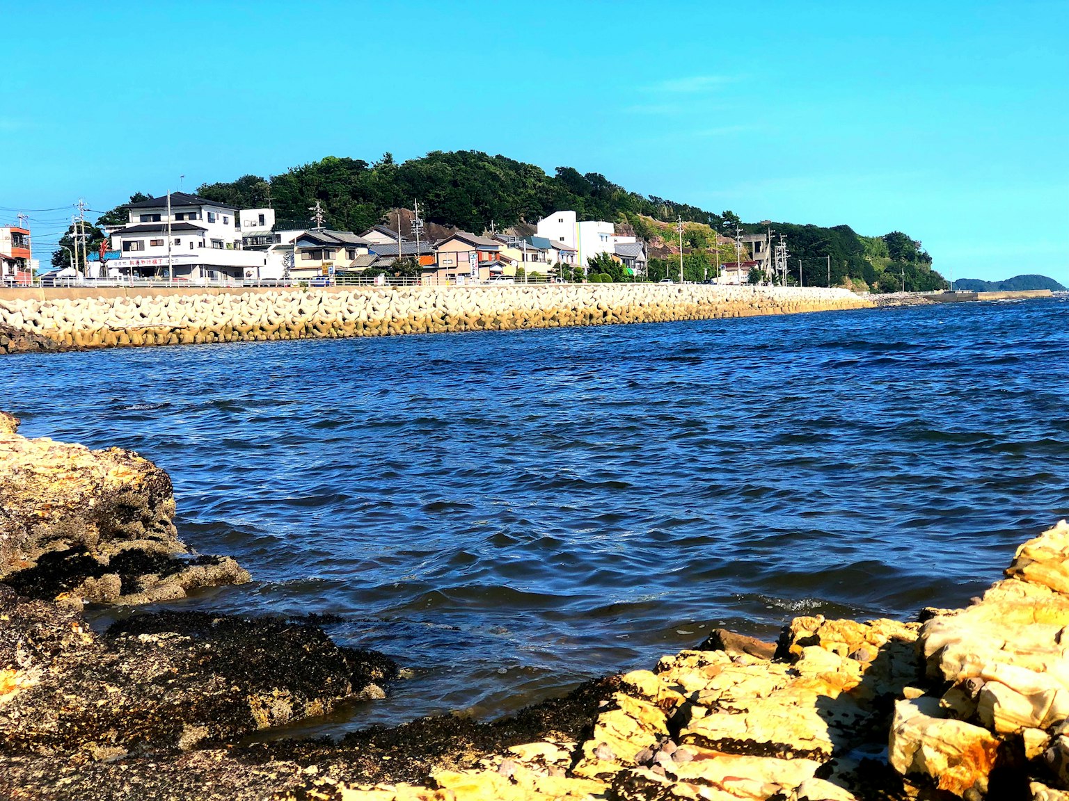 海岸線與藍色海洋背景的城鎮風景