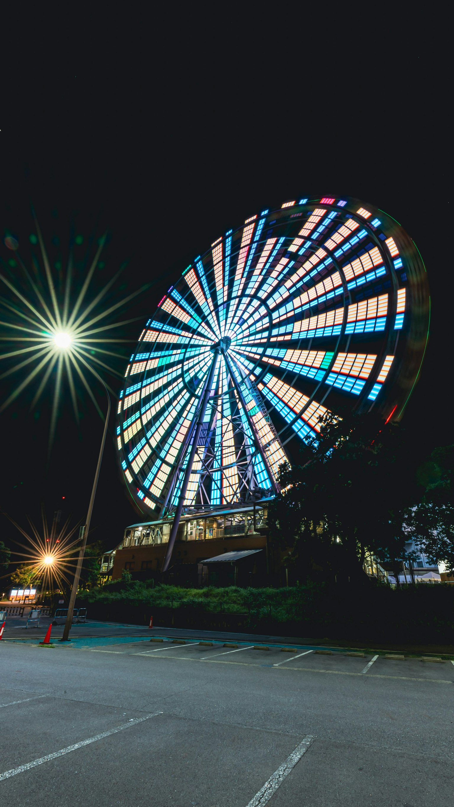 Rueda de la fortuna iluminada y colorida por la noche