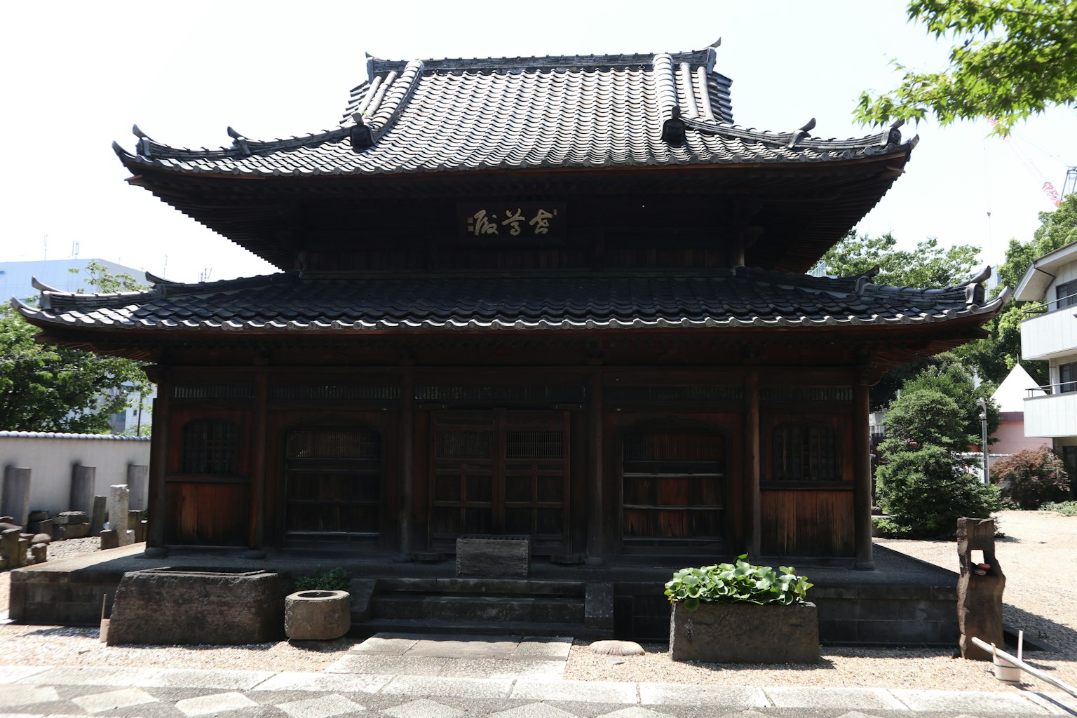 傳統日本寺廟外觀 木質建築 黑色瓦屋頂 周圍綠植