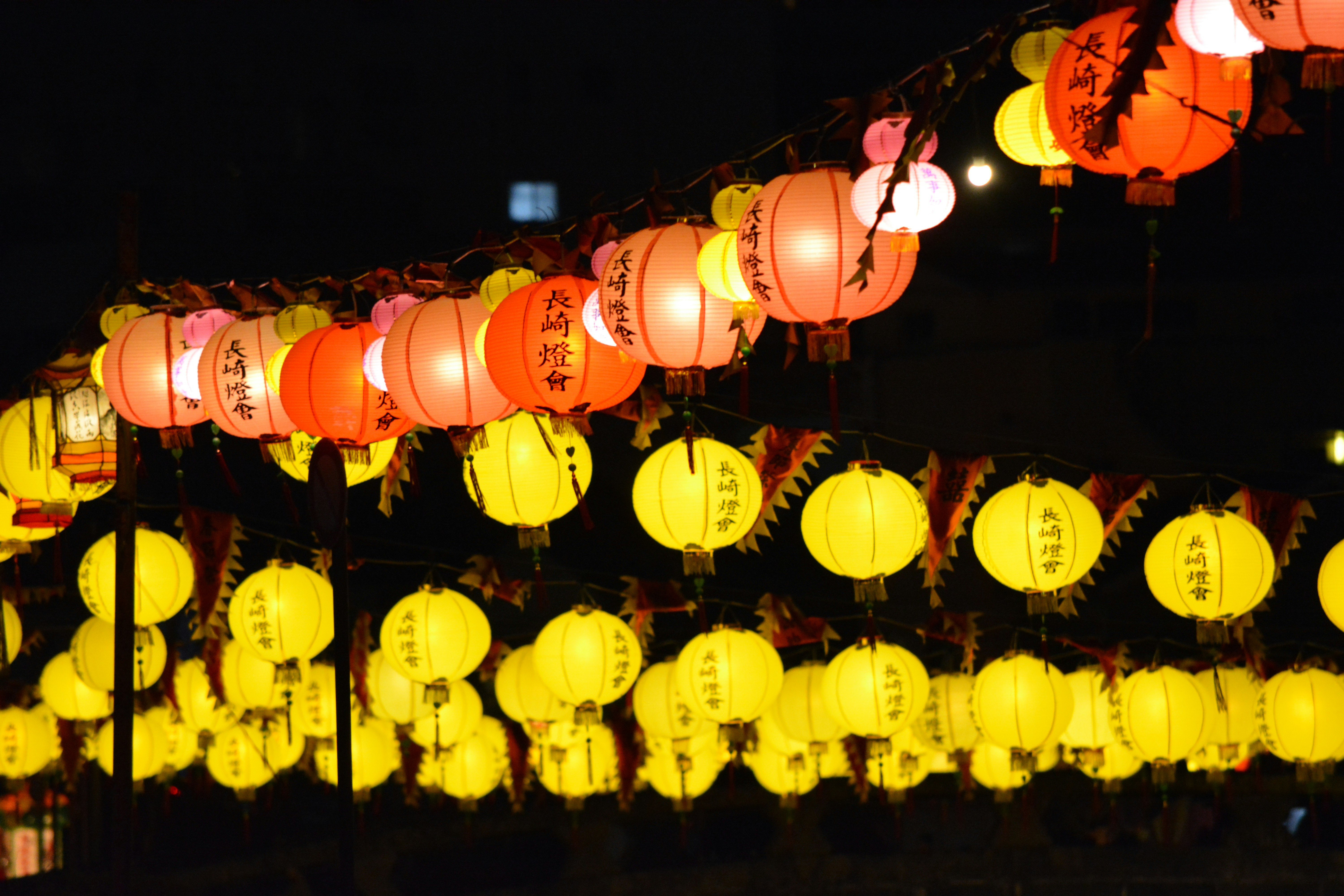 Nächtliche Gasse mit Laternen beim Nagasaki-Laternenfestival