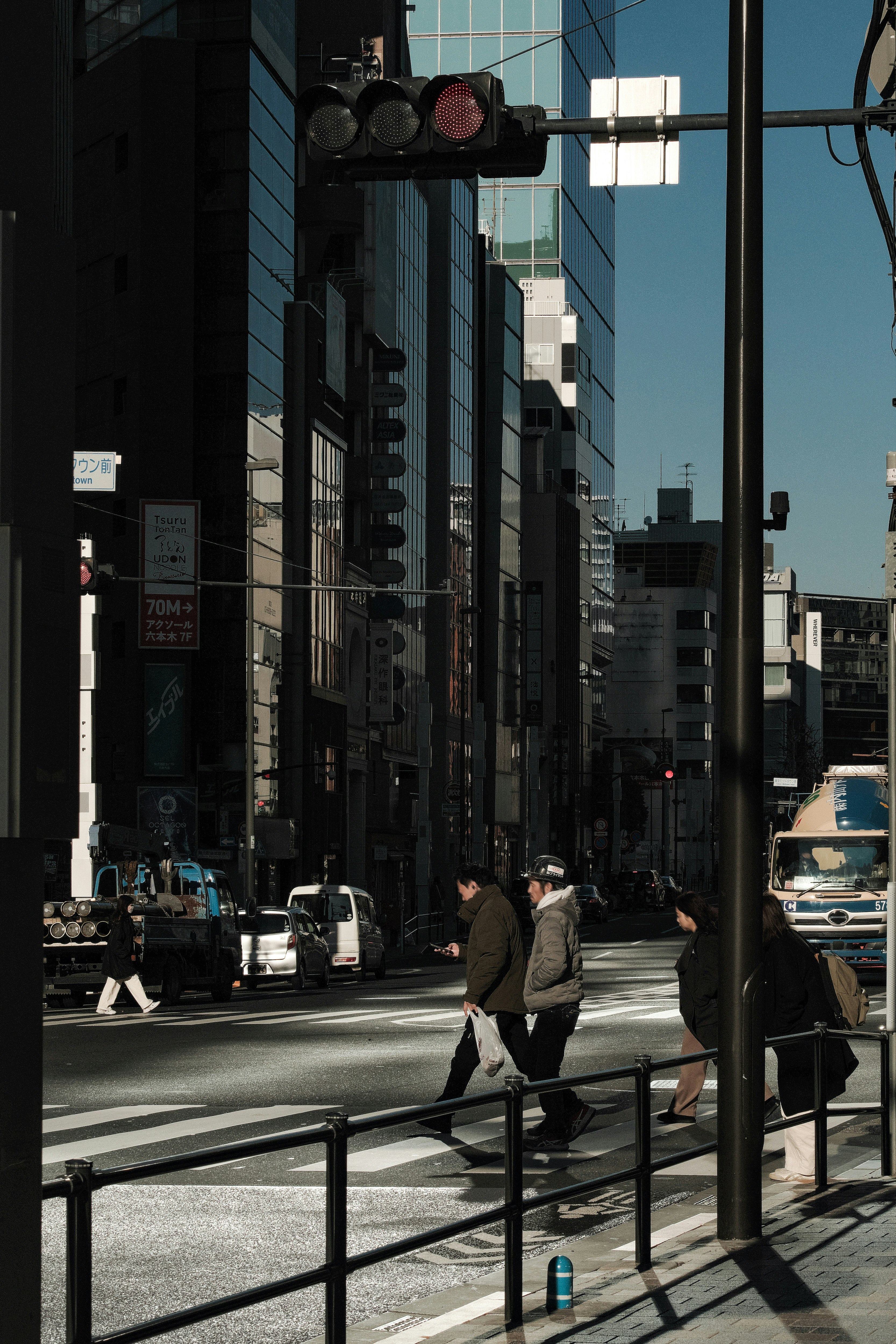 cruce urbano con paso de peatones