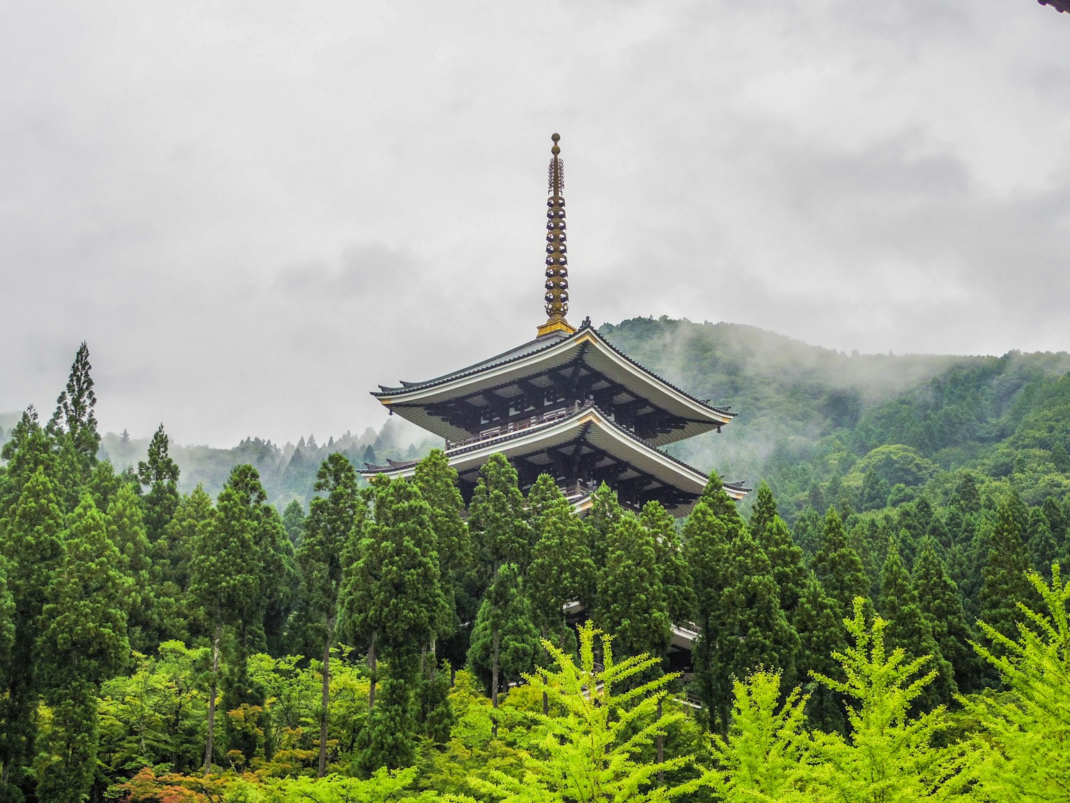 传统日本寺庙被郁郁葱葱的山脉环绕