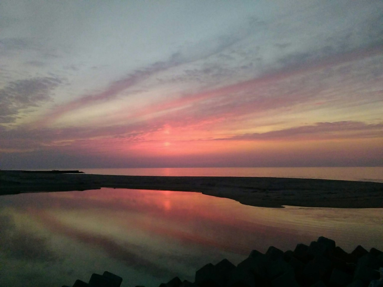 Tramonto su acqua calma con colori vivaci