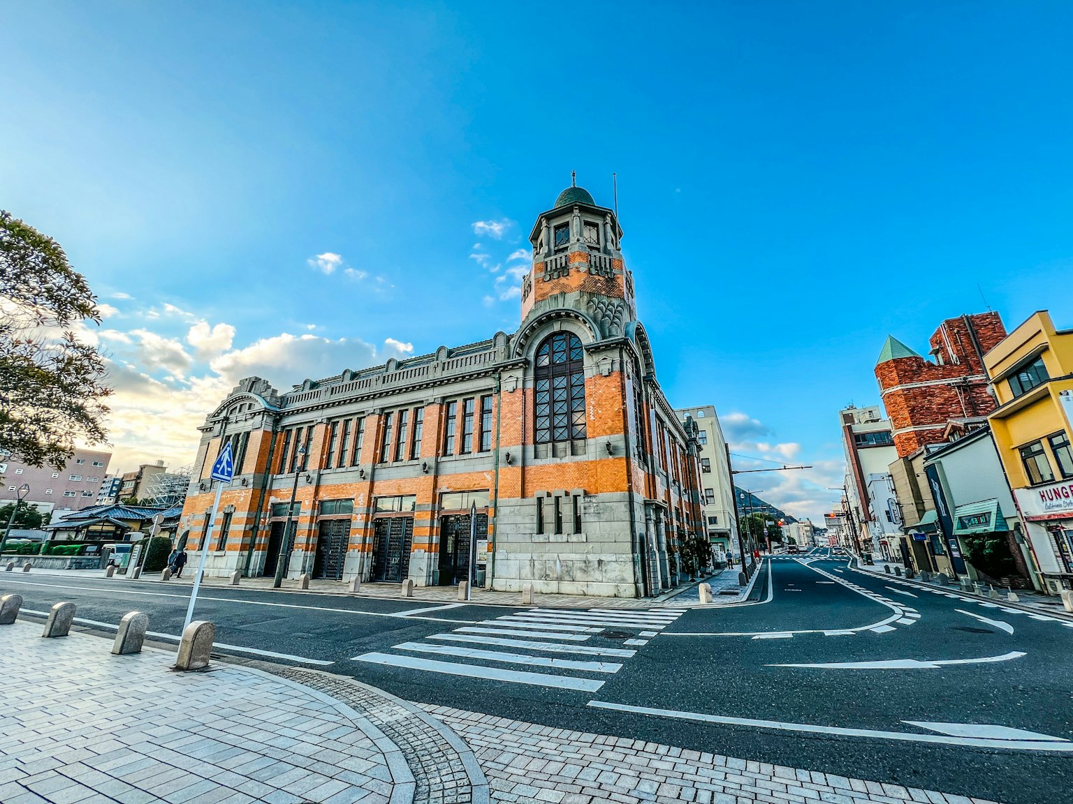 Historisches Gebäude mit markanter Architektur unter einem klaren blauen Himmel