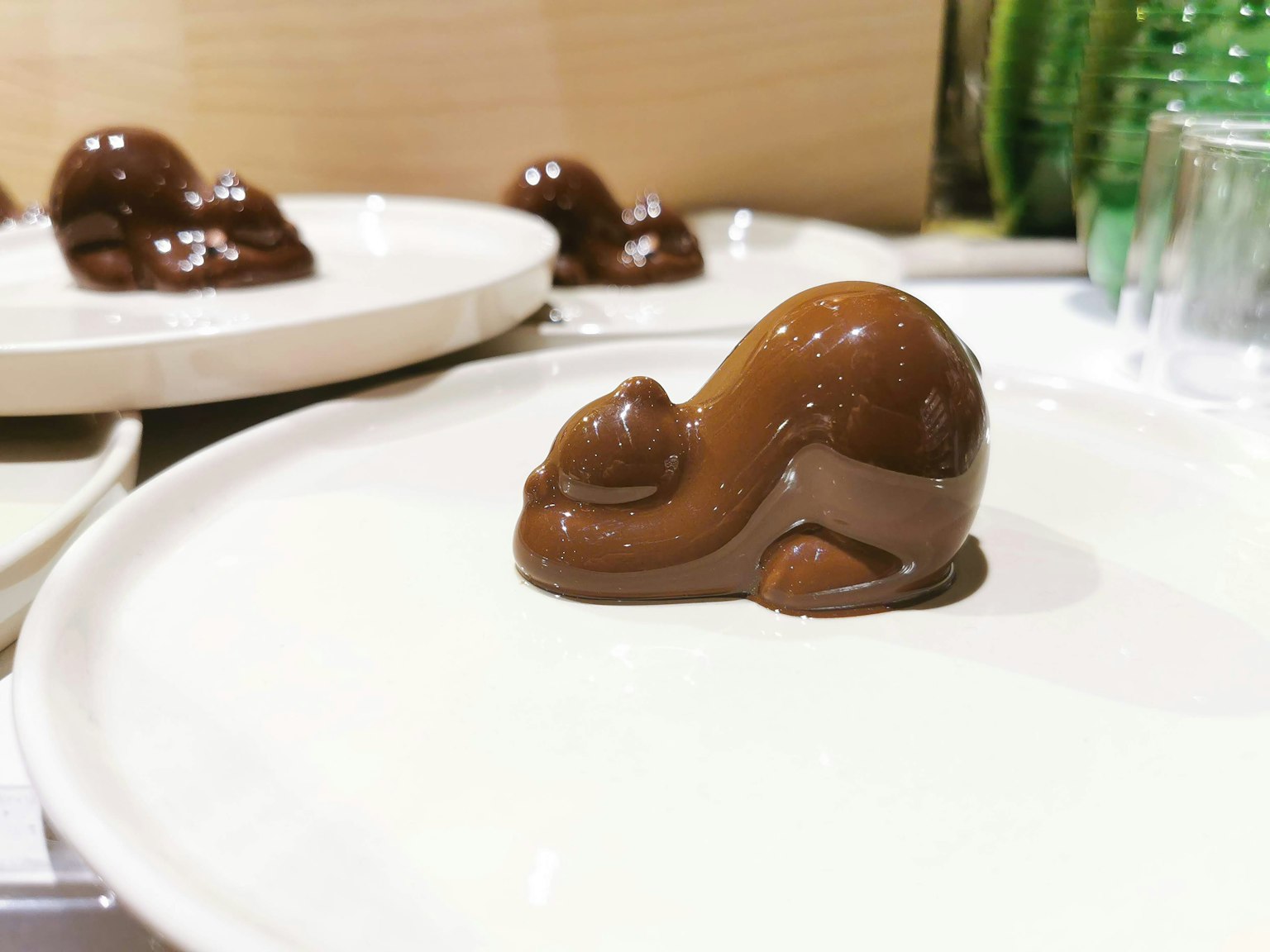 ขนมหวานรูปหอยทากช็อกโกแลตบนจาน