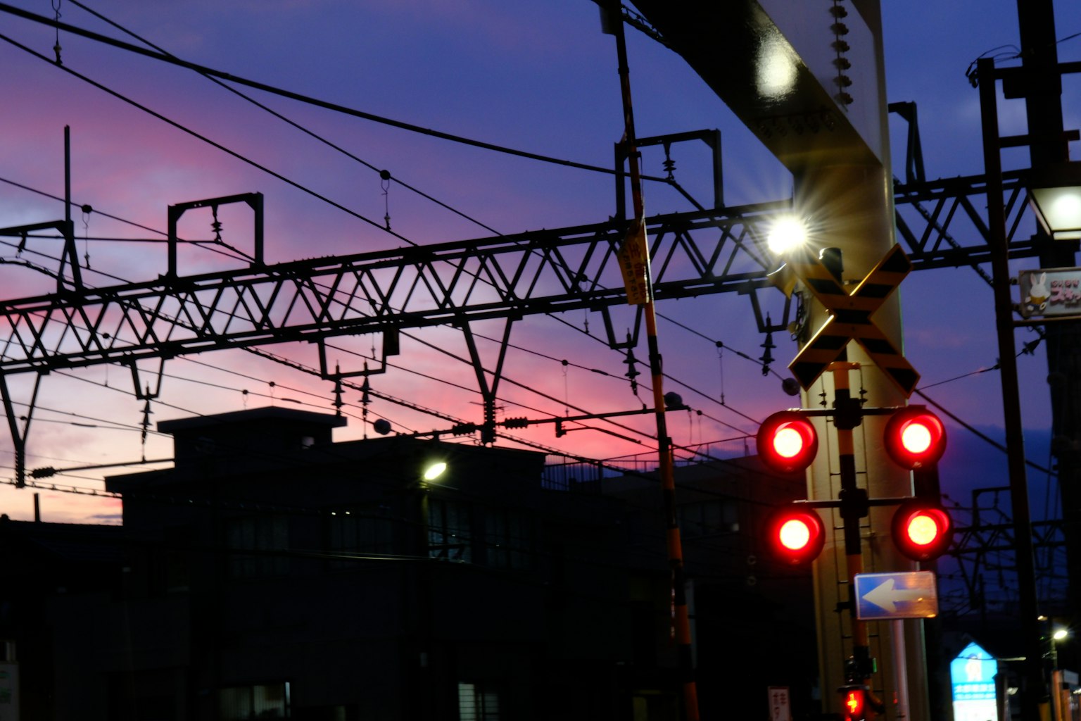 Städtische Landschaft mit Sonnenuntergang und Bahnsignalen