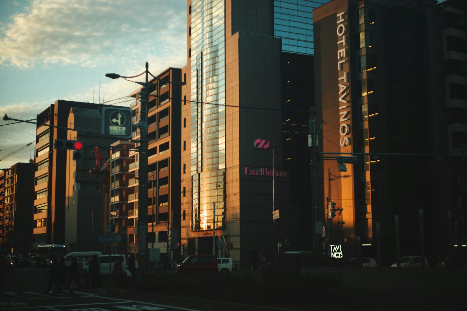 黄昏时的城市景观，有酒店招牌和高楼大厦