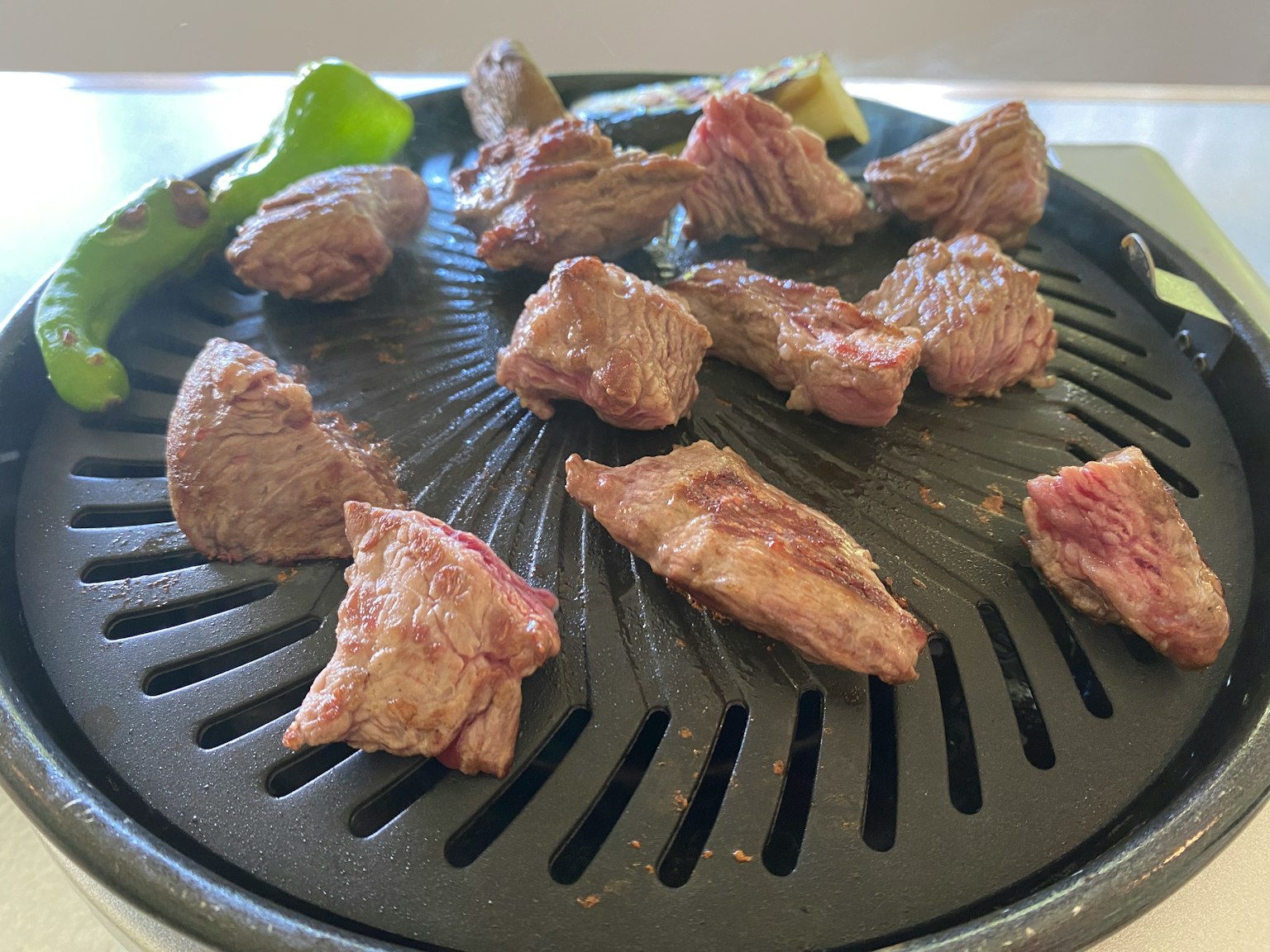 烤架上的肉塊和青椒