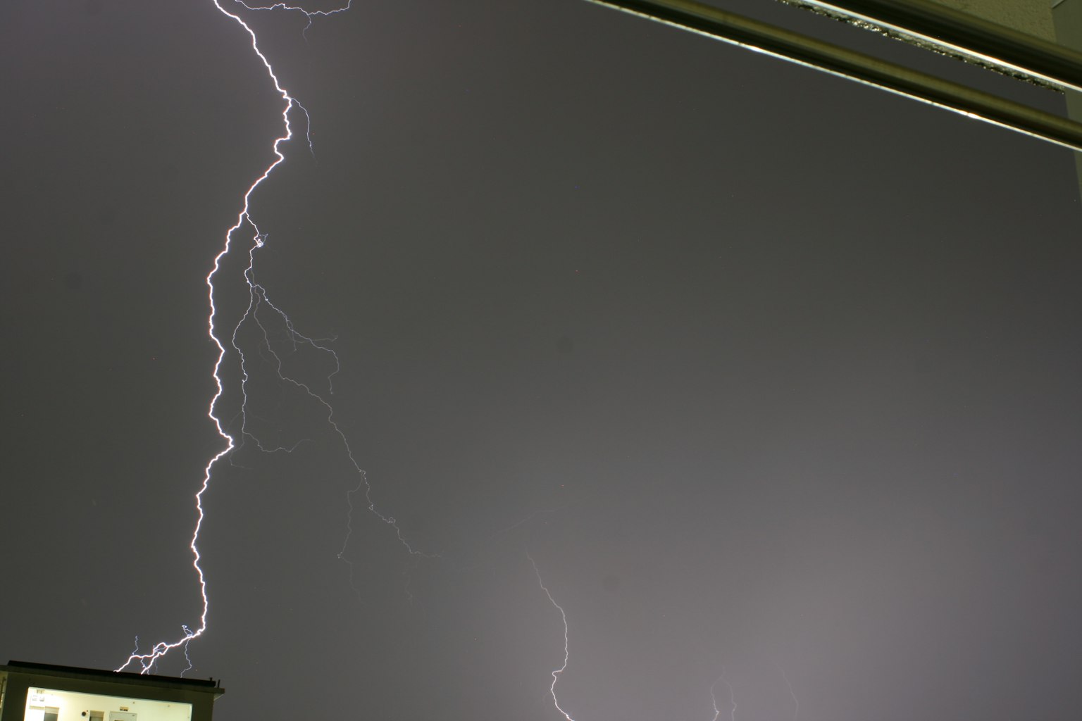 Fulmine che colpisce in un cielo scuro