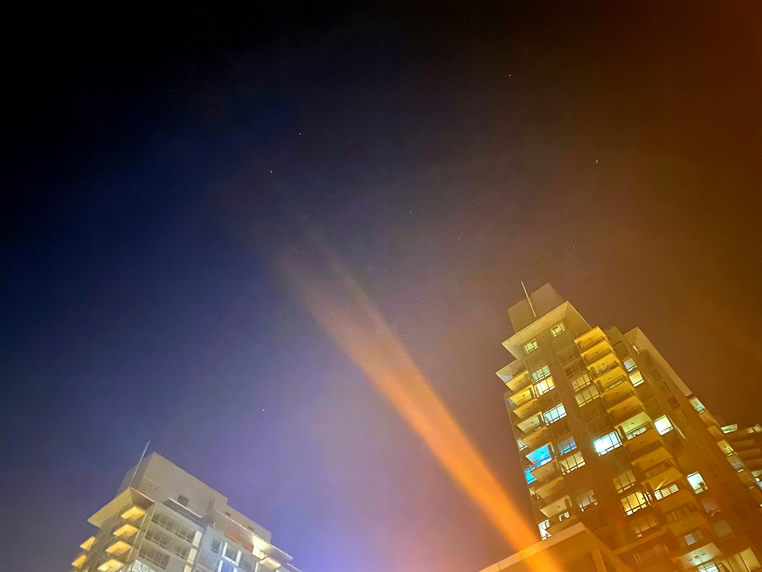夜空中閃爍的摩天大樓和光束