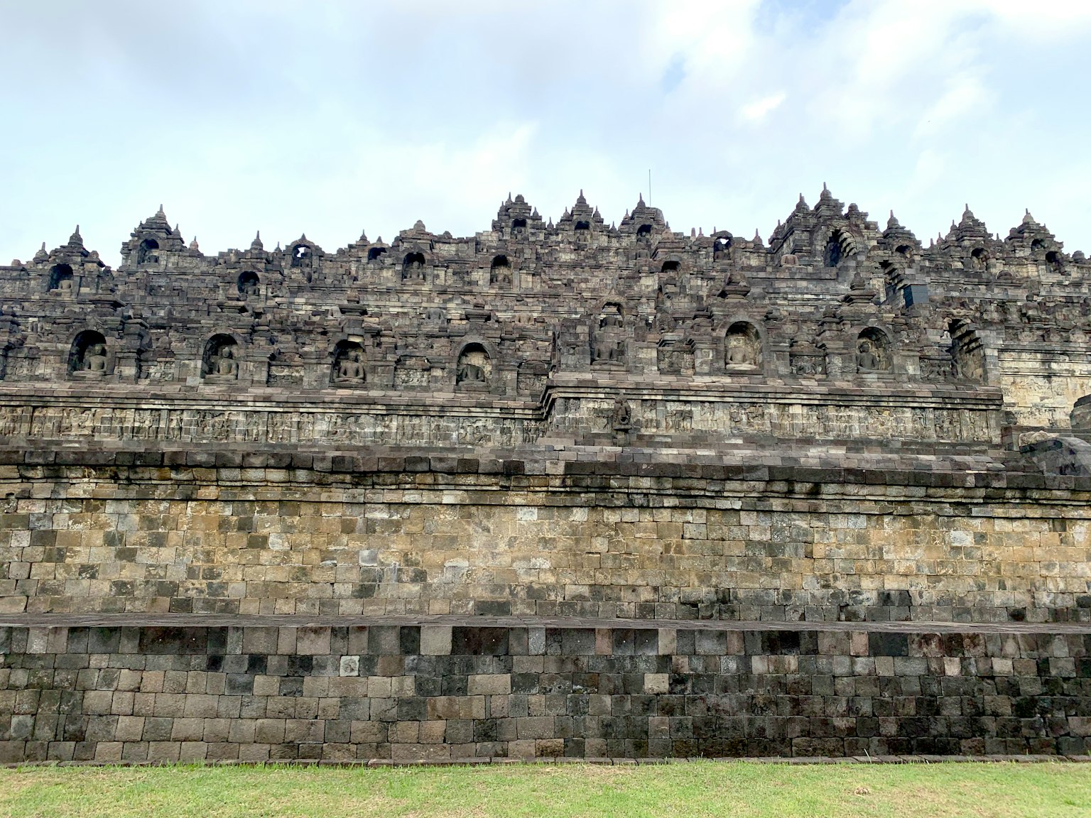 Vue détaillée des murs en pierre du temple de Borobudur