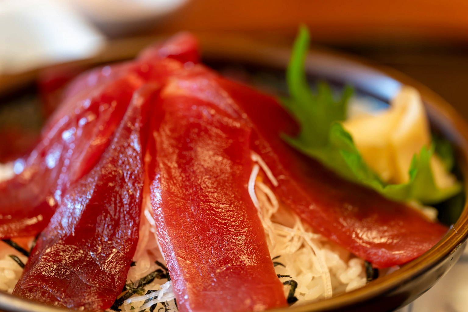 Un piatto di riso guarnito con sashimi fresco
