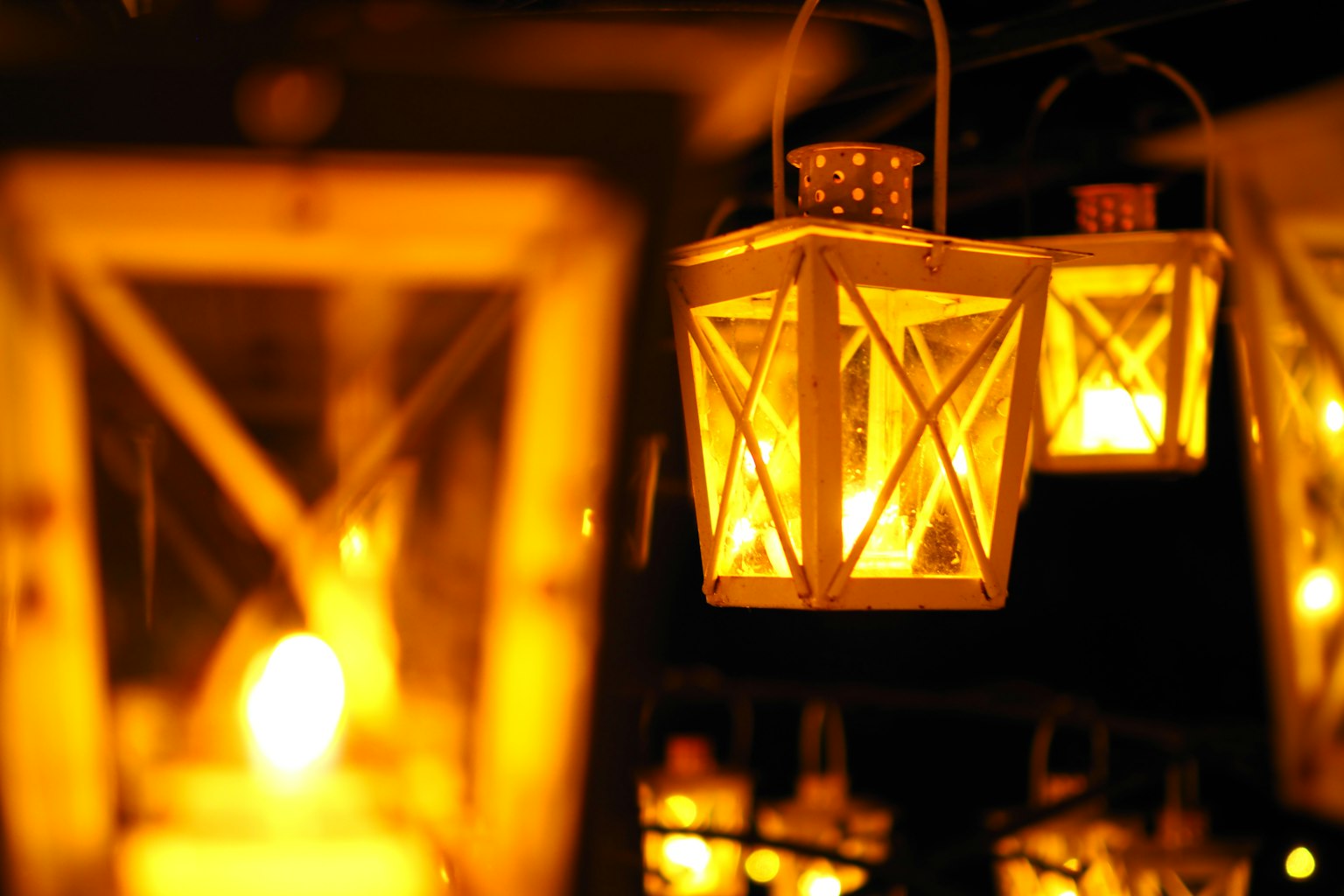 Scena di lanterne appese che emettono luce arancione calda