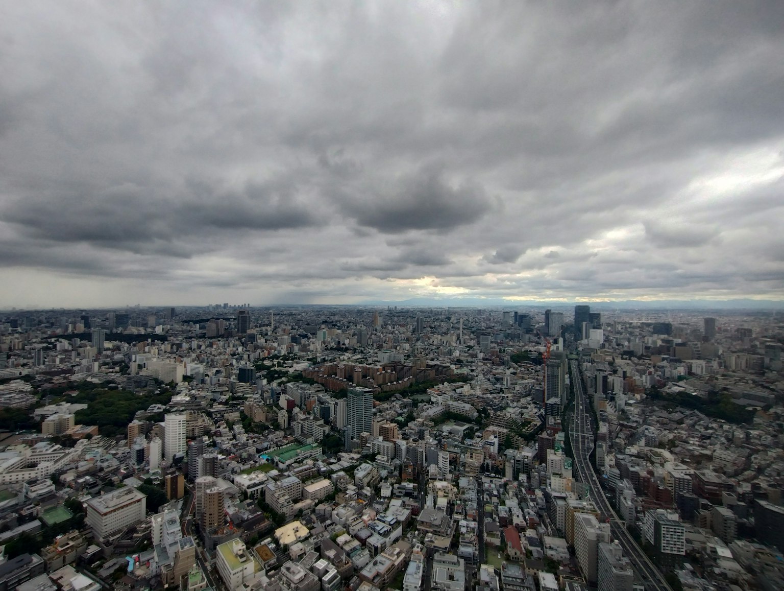 Pemandangan panoramik lanskap perkotaan Tokyo di bawah langit mendung