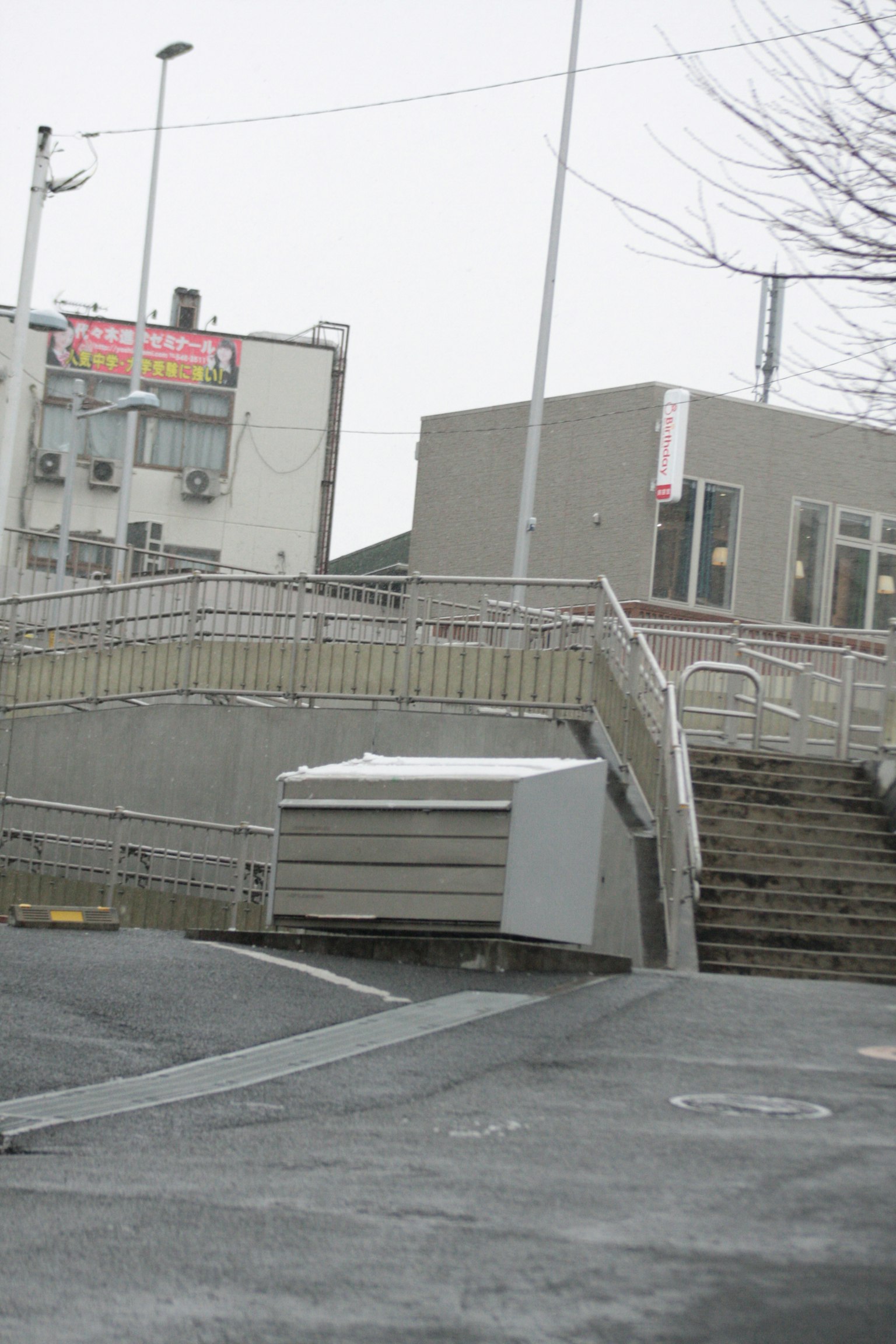 Scena urbana con una rampe e scale che portano a un edificio
