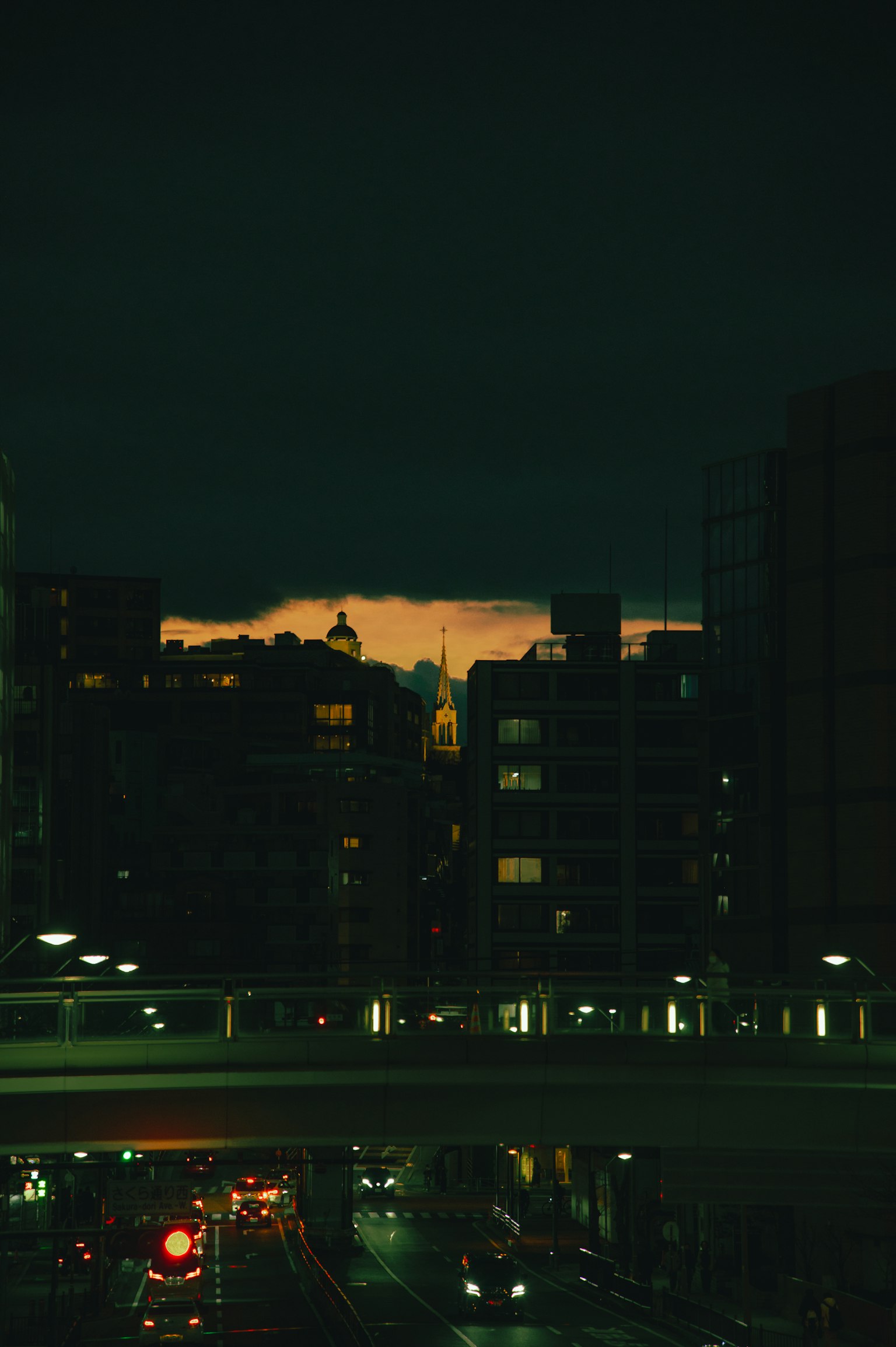 Paisaje urbano oscuro con cielo naranja al atardecer
