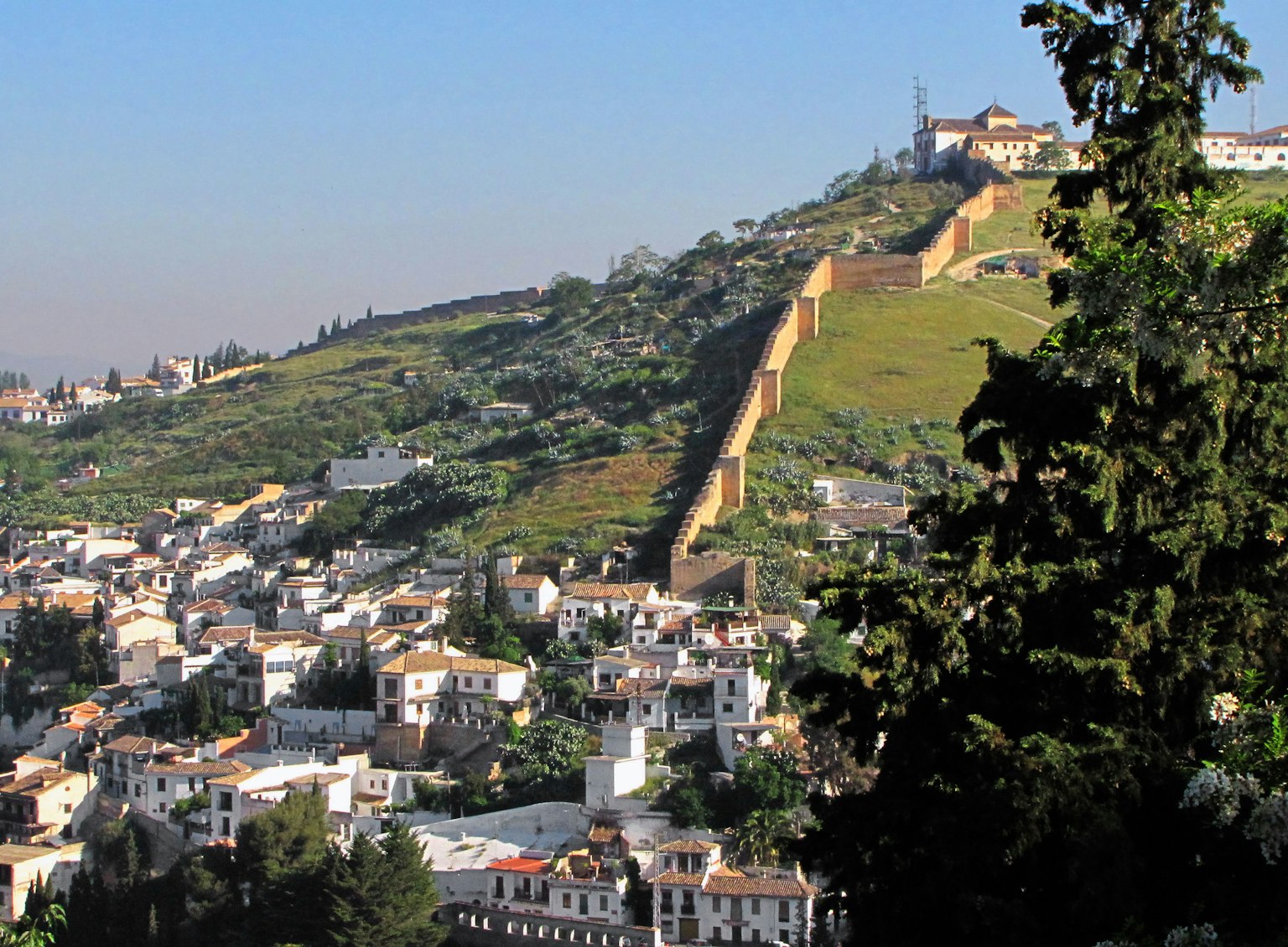 Pemandangan indah Granada dengan dinding Alhambra di atas bukit
