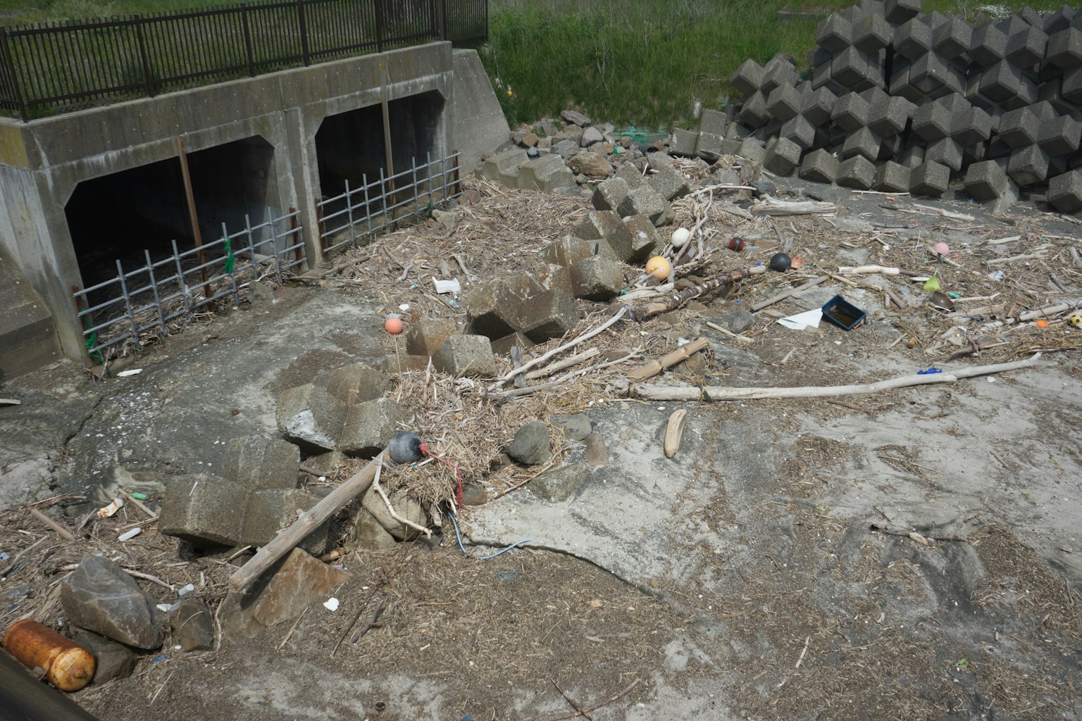 Un sol encombré de débris et de structures en béton