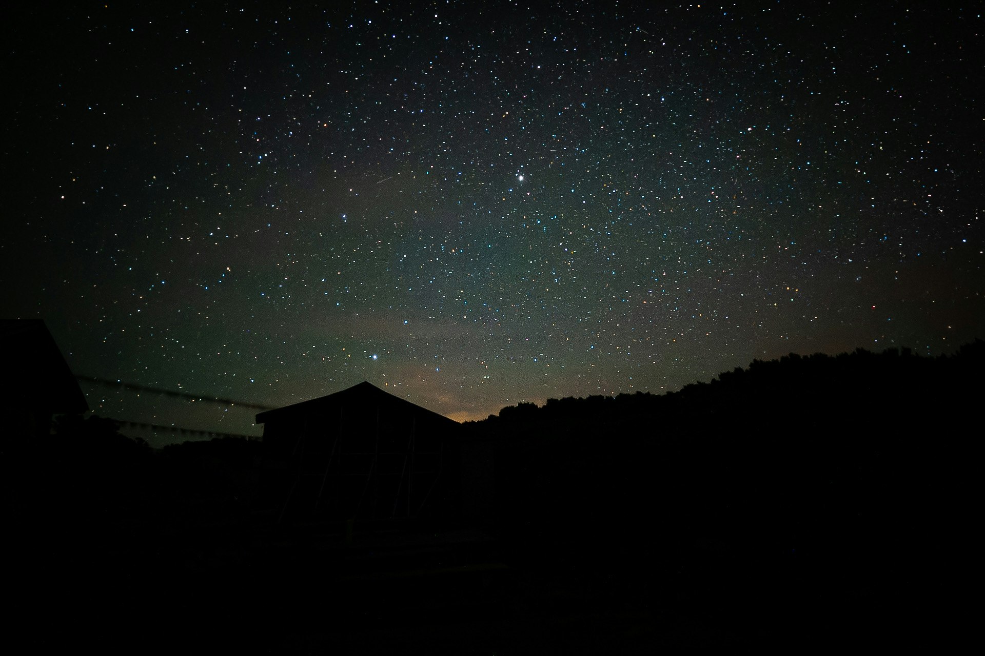 Bergsilhouetten unter einem sternklaren Himmel