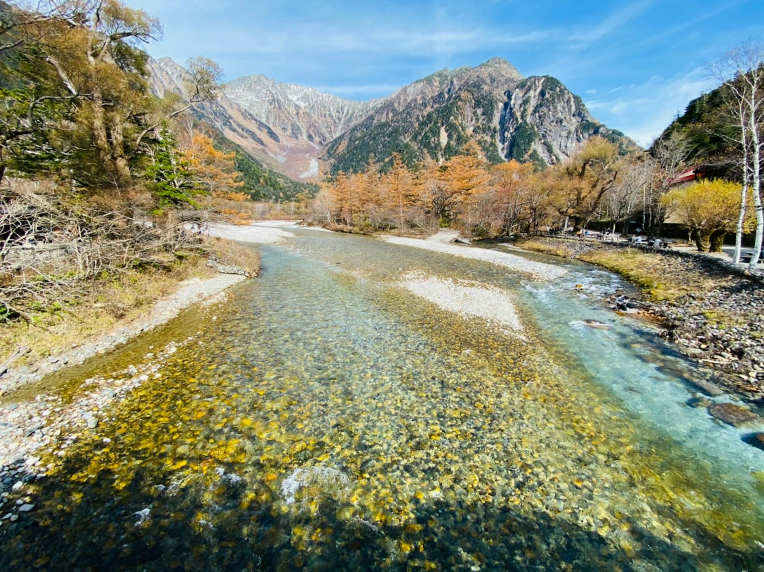 Malersicher Blick auf einen klaren Fluss, der sich durch bunte Berge schlängelt