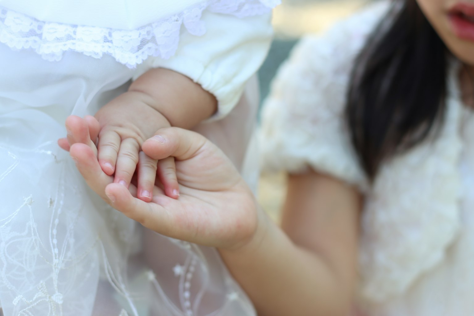 Una mano di bambino che tiene la mano di un adulto in una connessione delicata