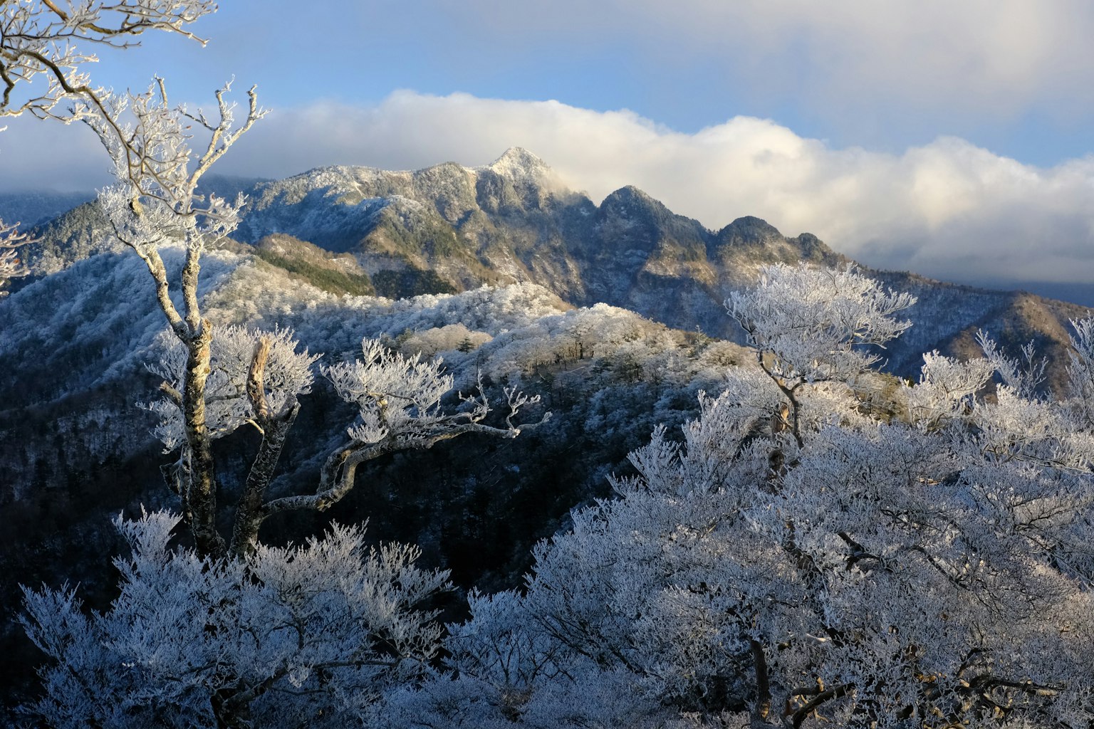 Pemandangan indah pegunungan bersalju di bawah langit biru