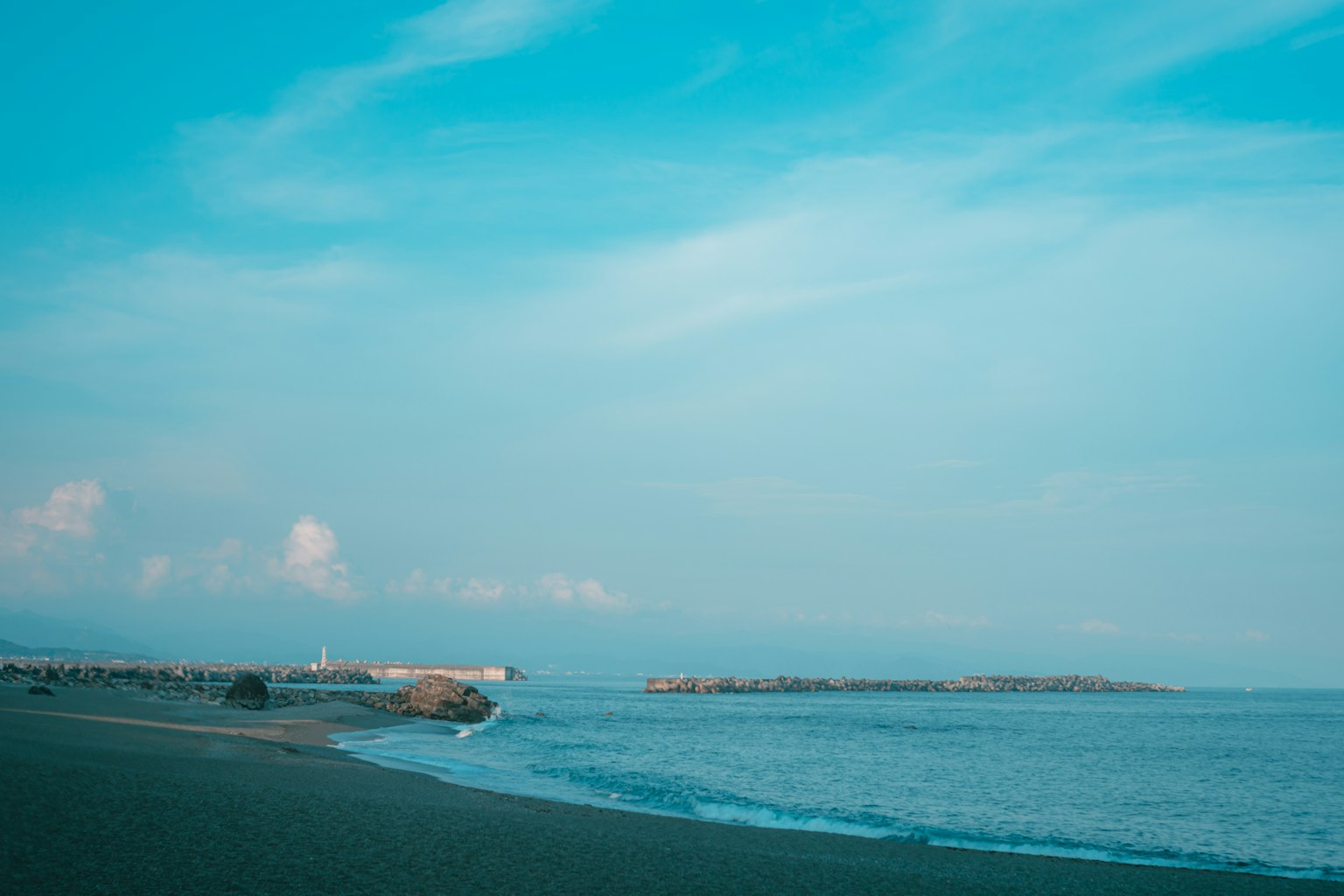 Paysage de plage avec ciel et mer bleus