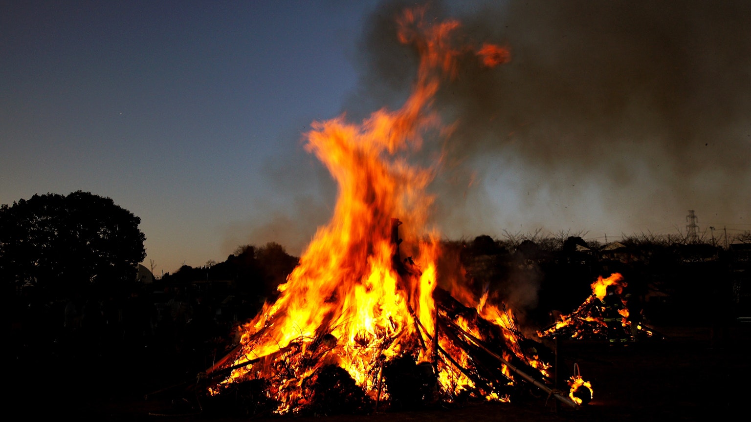 Große Lagerfeuerflammen unter einem Nachthimmel