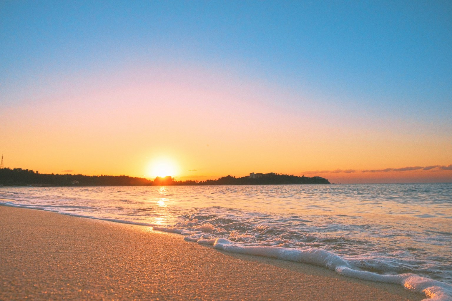 美丽的海滩风景，夕阳在海洋上落下