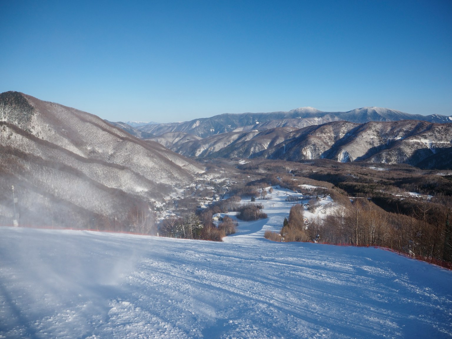 Malersiche Aussicht auf verschneite Berge und klaren blauen Himmel