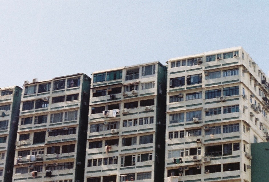 城市街景中成排的公寓大樓