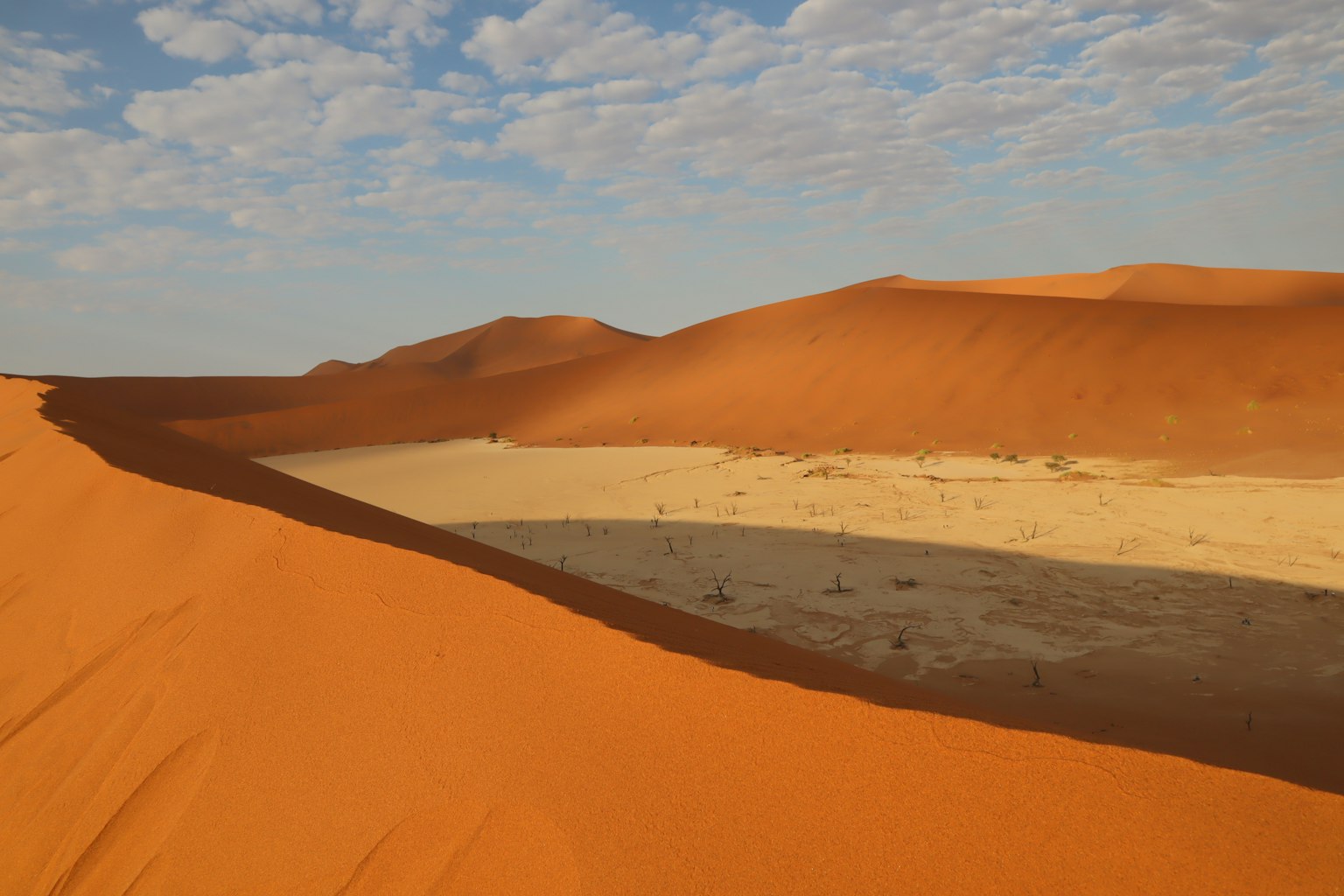 Dune di sabbia arancione vibrante sotto un cielo blu