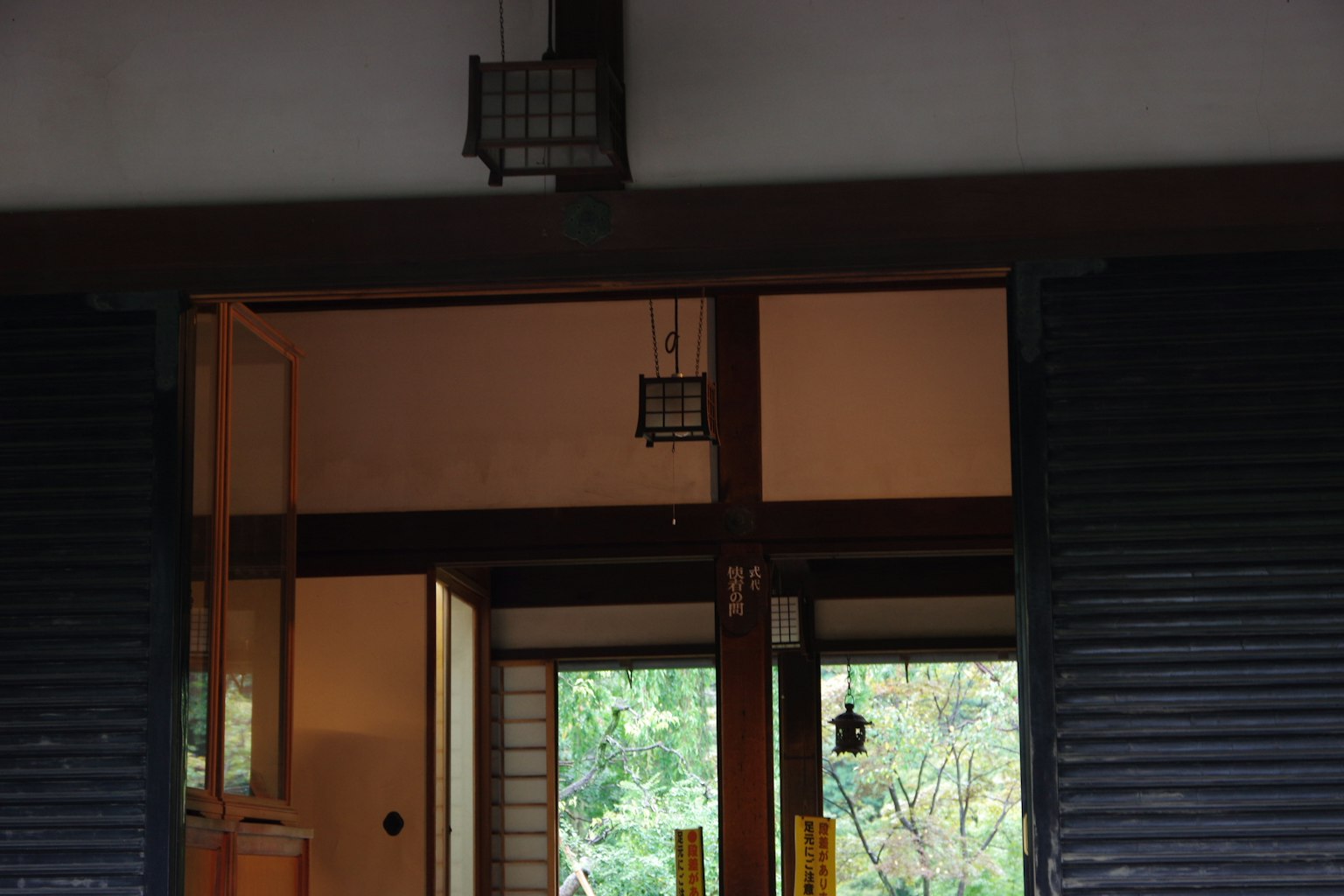 Pintu ruangan bergaya Jepang dengan pintu dan jendela kayu cahaya alami masuk